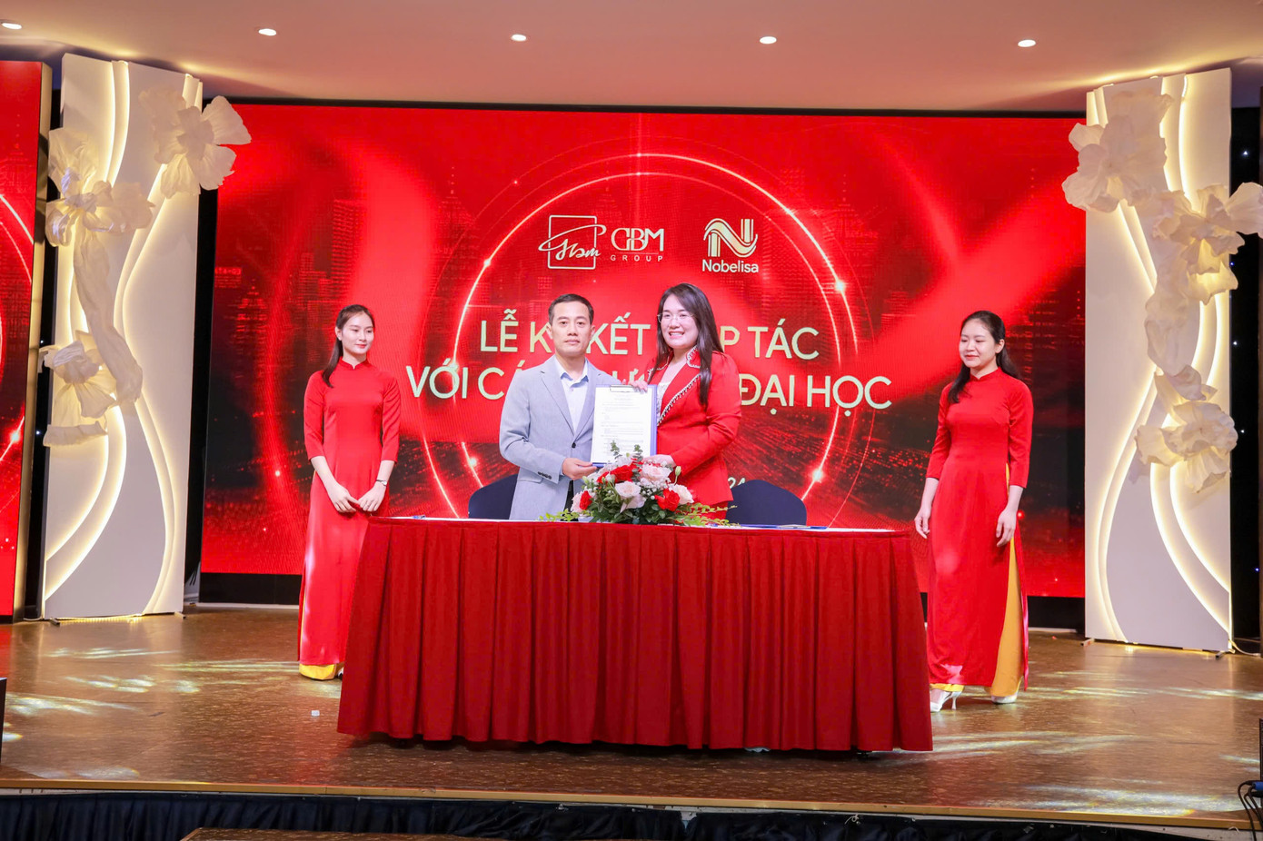 Bà Nguyễn Mến – Tổng Giám đốc GBM Group và Tiến sĩ Vũ Văn Hải - Trưởng phòng Chính trị và Công tác Học sinh Sinh viên, Trường Đại học Ngoại ngữ - Đại học Quốc gia Hà Nội.