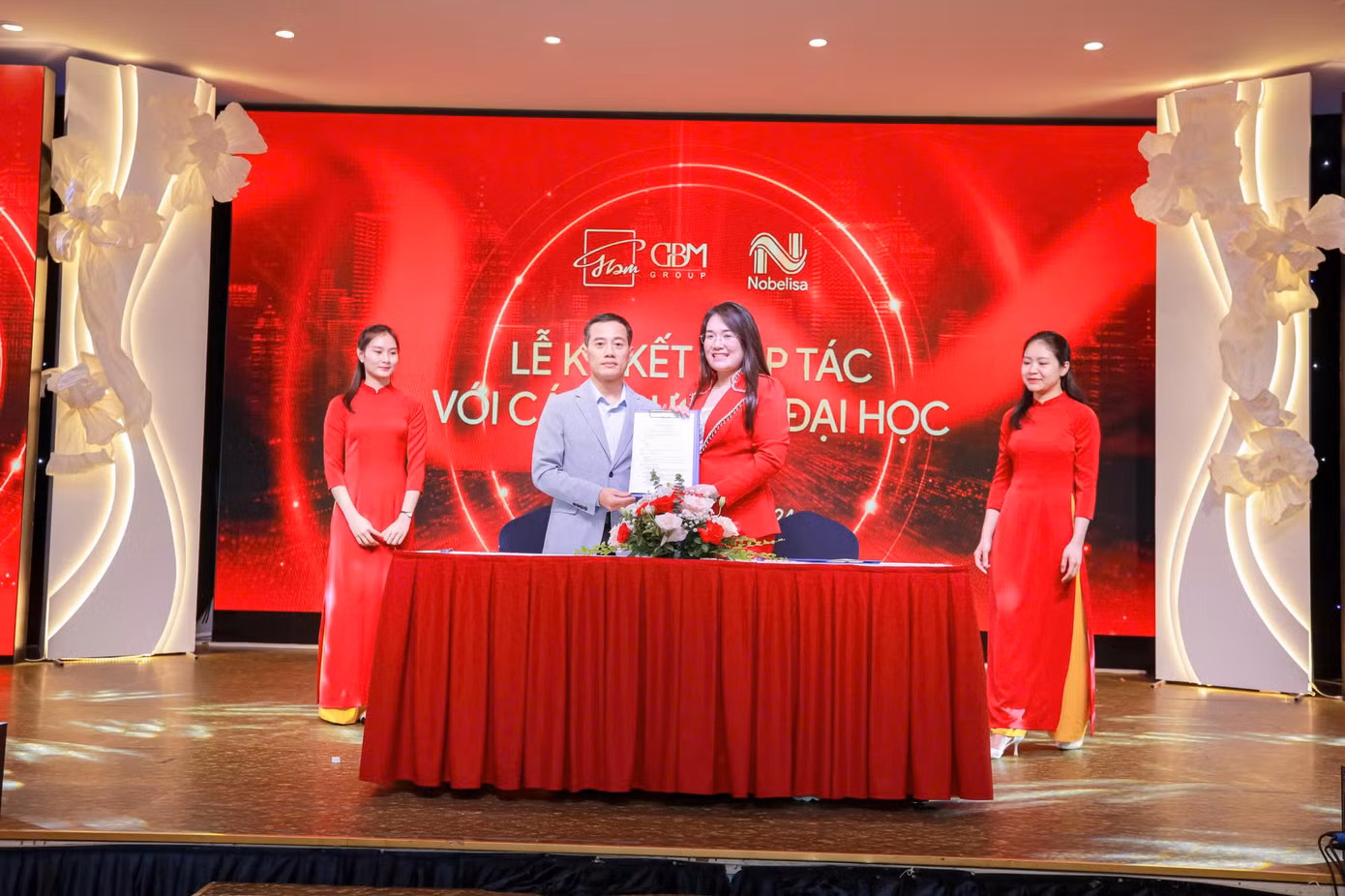 Bà Nguyễn Mến – Tổng Giám đốc GBM Group và Tiến sĩ Vũ Văn Hải - Trưởng phòng Chính trị và Công tác Học sinh Sinh viên, Trường Đại học Ngoại ngữ - Đại học Quốc gia Hà Nội. Bà Nguyễn Mến – Tổng Giám đốc GBM Group và Tiến sĩ Vũ Văn Hải - Trưởng phòng Chính trị và Công tác Học sinh Sinh viên, Trường Đại học Ngoại ngữ - Đại học Quốc gia Hà Nội.