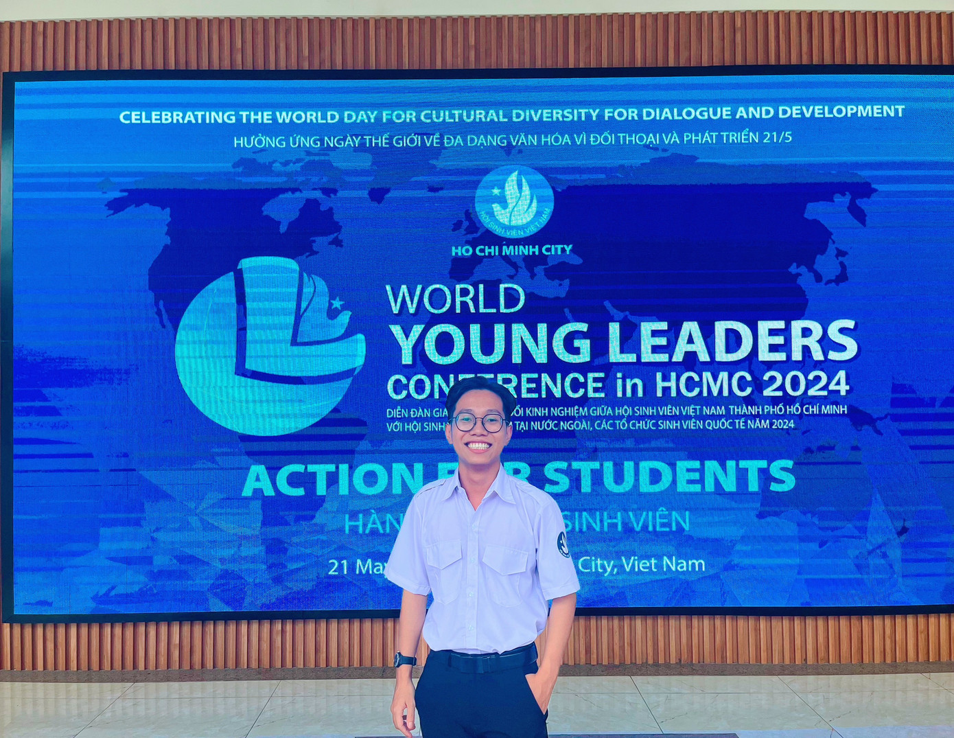 Tấn Thành - sinh viên năm 4 ngành Kinh tế xây dựng, Trường Đại học Giao thông Vận tải TP. HCM (UTH). Tấn Thành - sinh viên năm 4 ngành Kinh tế xây dựng, Trường Đại học Giao thông Vận tải TP. HCM (UTH).