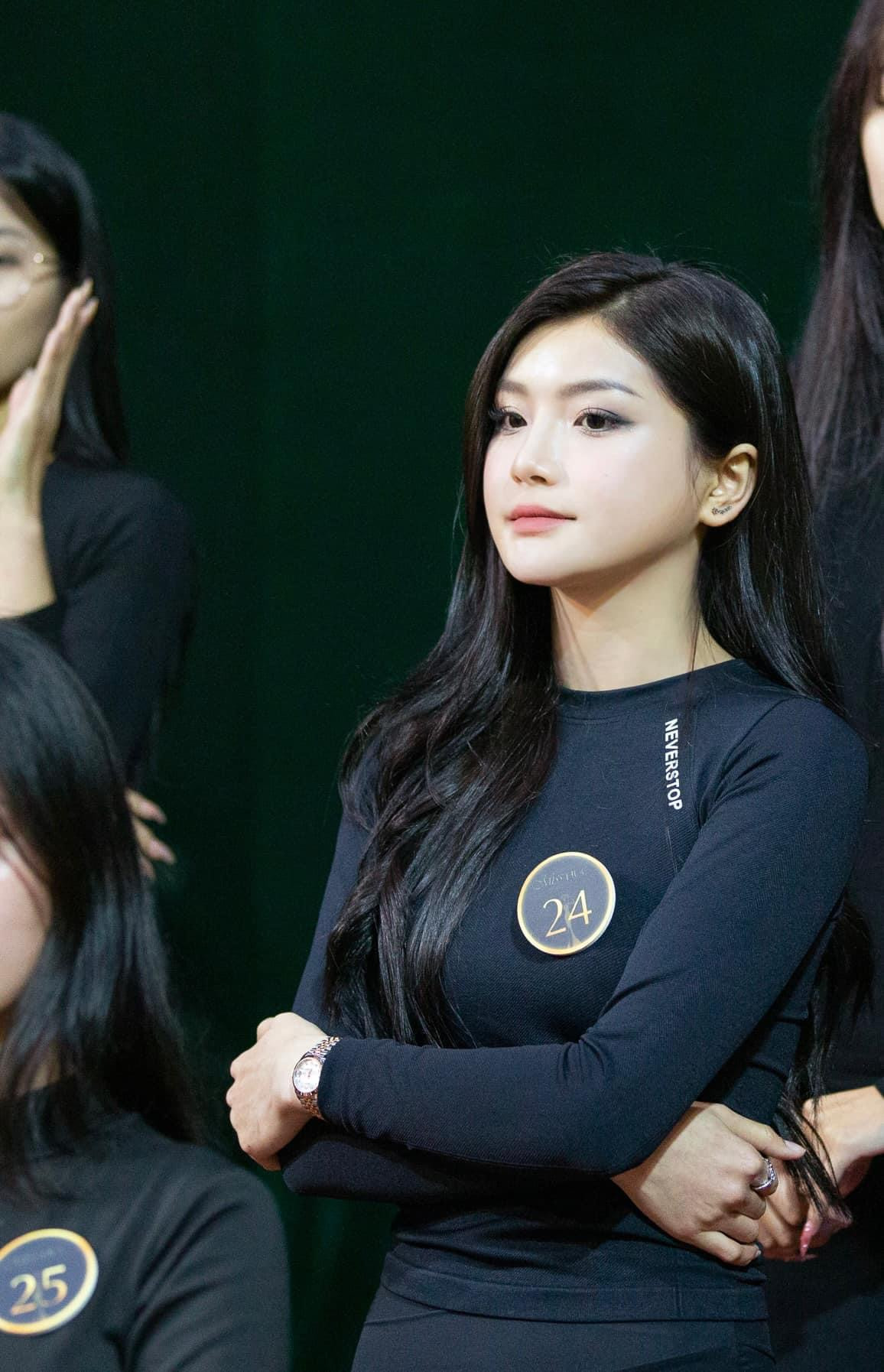 Khánh Linh tích cực tập luyện để bản thân hoàn thiện hơn trong cuộc thi. Khánh Linh tích cực tập luyện để bản thân hoàn thiện hơn trong cuộc thi.