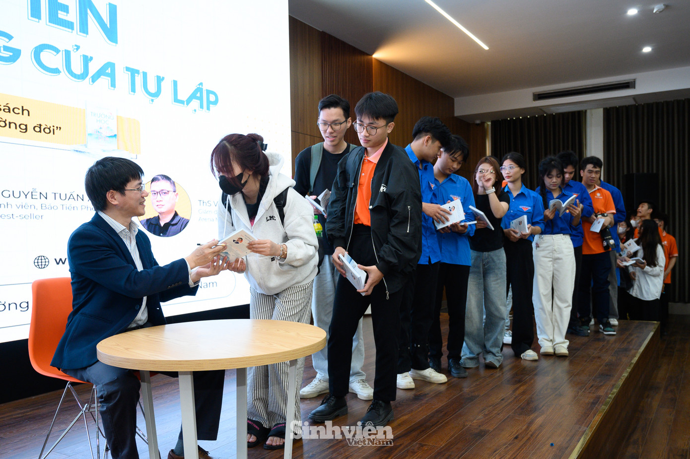 Nhà báo Nguyễn Tuấn Anh tiếp tục 'mỏi tay' vì ký tặng cuốn sách Trường học hay Trường đời bản in mới nhất 2024 cho các bạn sinh viên Trường Đại học Đại Nam. Cũng tại vị trí này, cách đây 6 tháng, hàng dài sinh viên khoa Truyền thông đã chờ anh ký tặng cuốn Xây dựng thương hiệu cá nhân để tự bán mình với giá cao nhất.