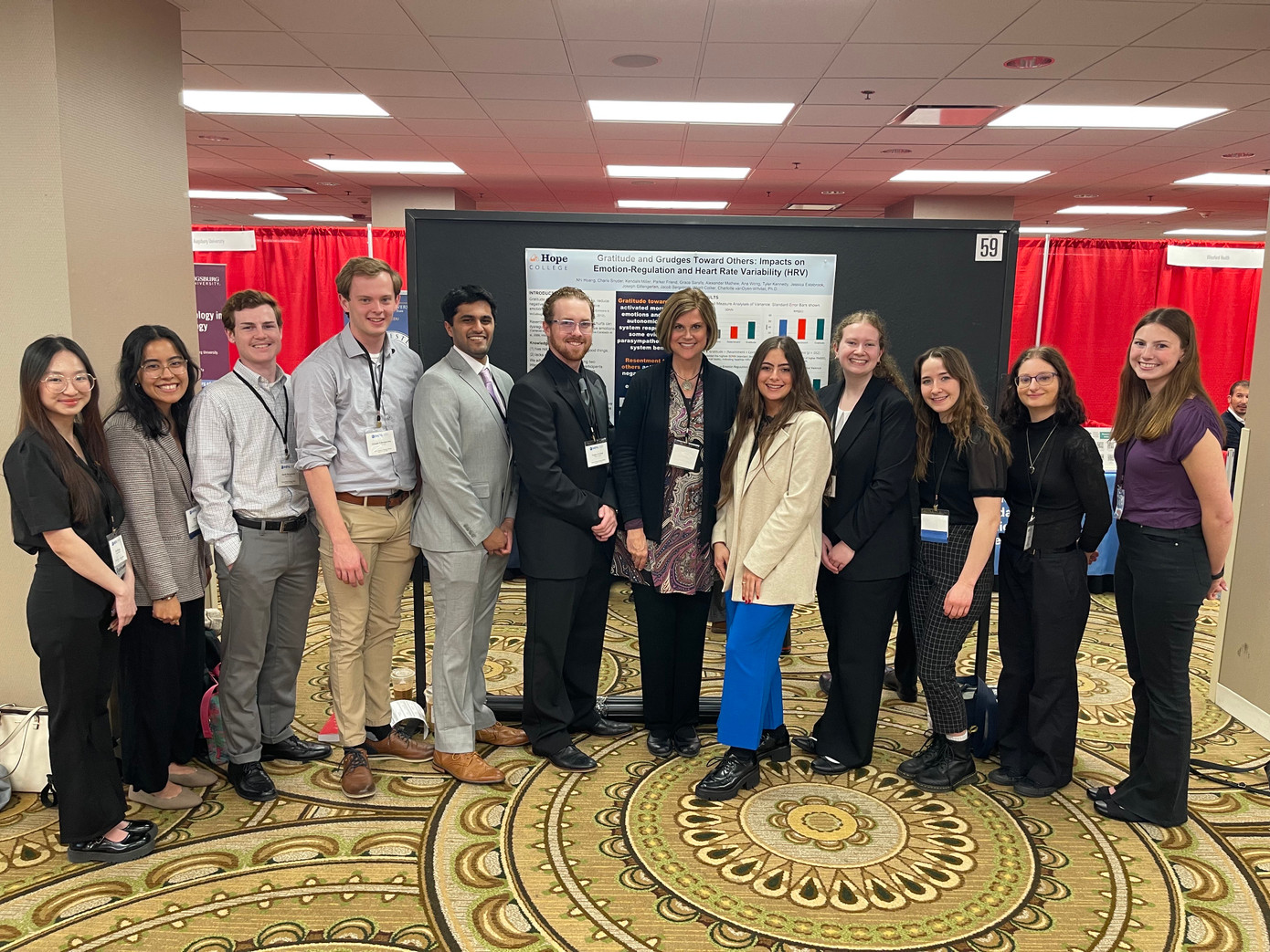 Nhóm nghiên cứu của Thảo Nhi trình bày tại hội thảo nghiên cứu tại trường.