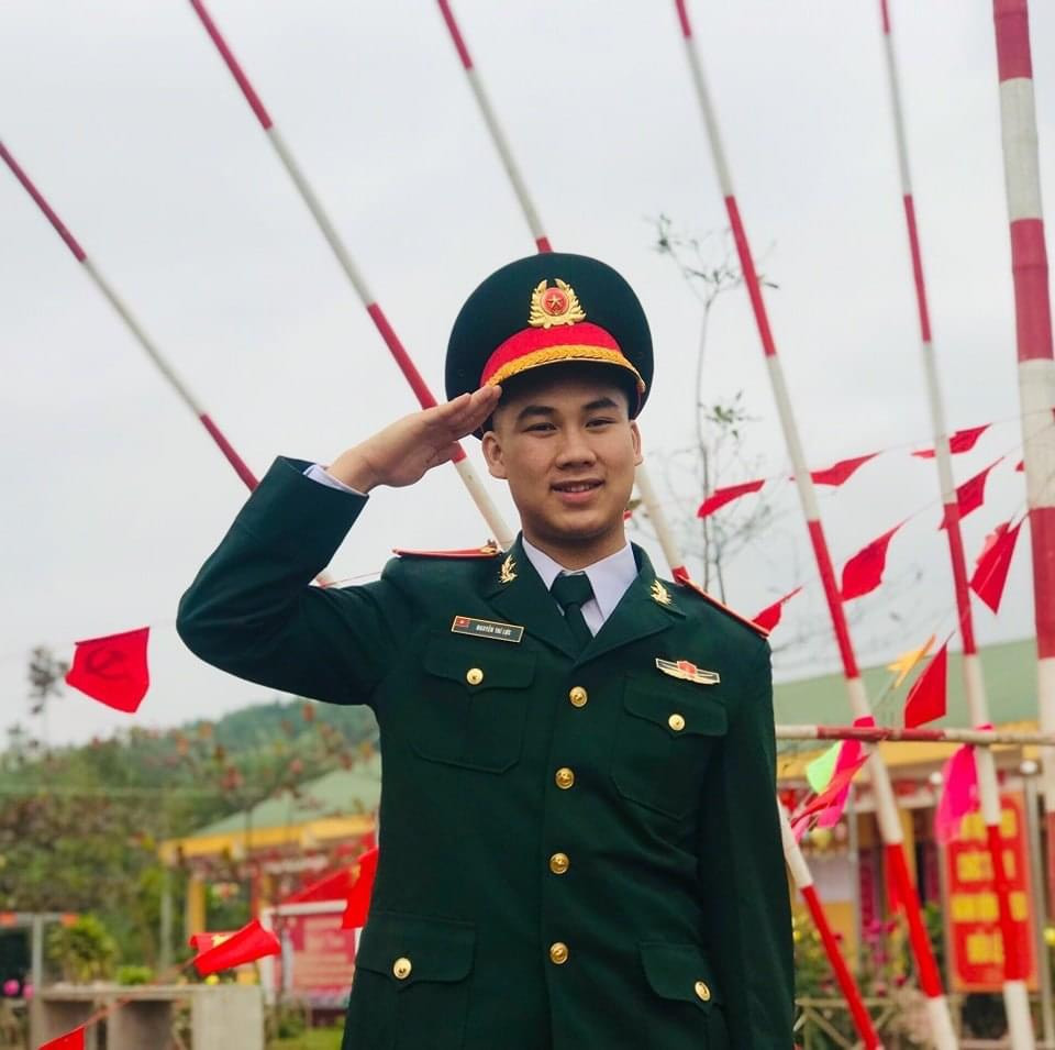 Hùng tự hào và không ngừng cố gắng trong môi trường quân đội.