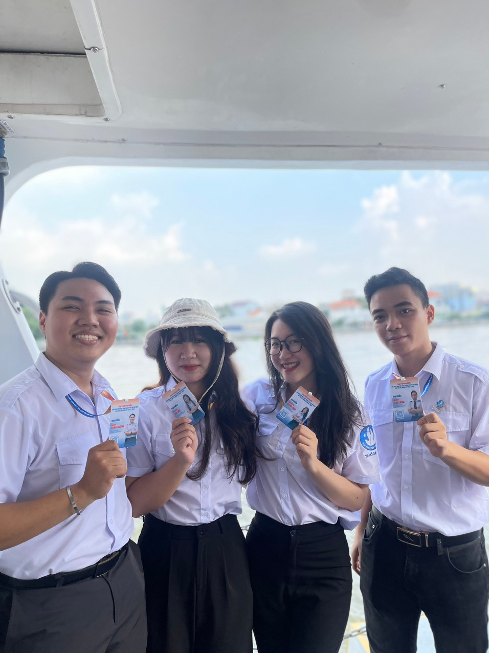 Nữ sinh luôn chủ động học tập, trao đổi kinh nghiệm với những người bạn, anh chị khóa trên. Nữ sinh luôn chủ động học tập, trao đổi kinh nghiệm với những người bạn, anh chị khóa trên.