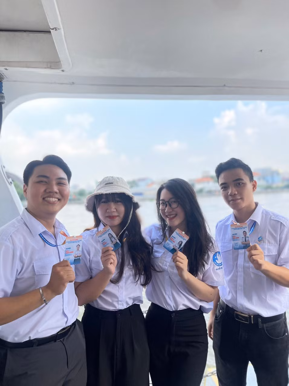 Nữ sinh luôn chủ động học tập, trao đổi kinh nghiệm với những người bạn, anh chị khóa trên.