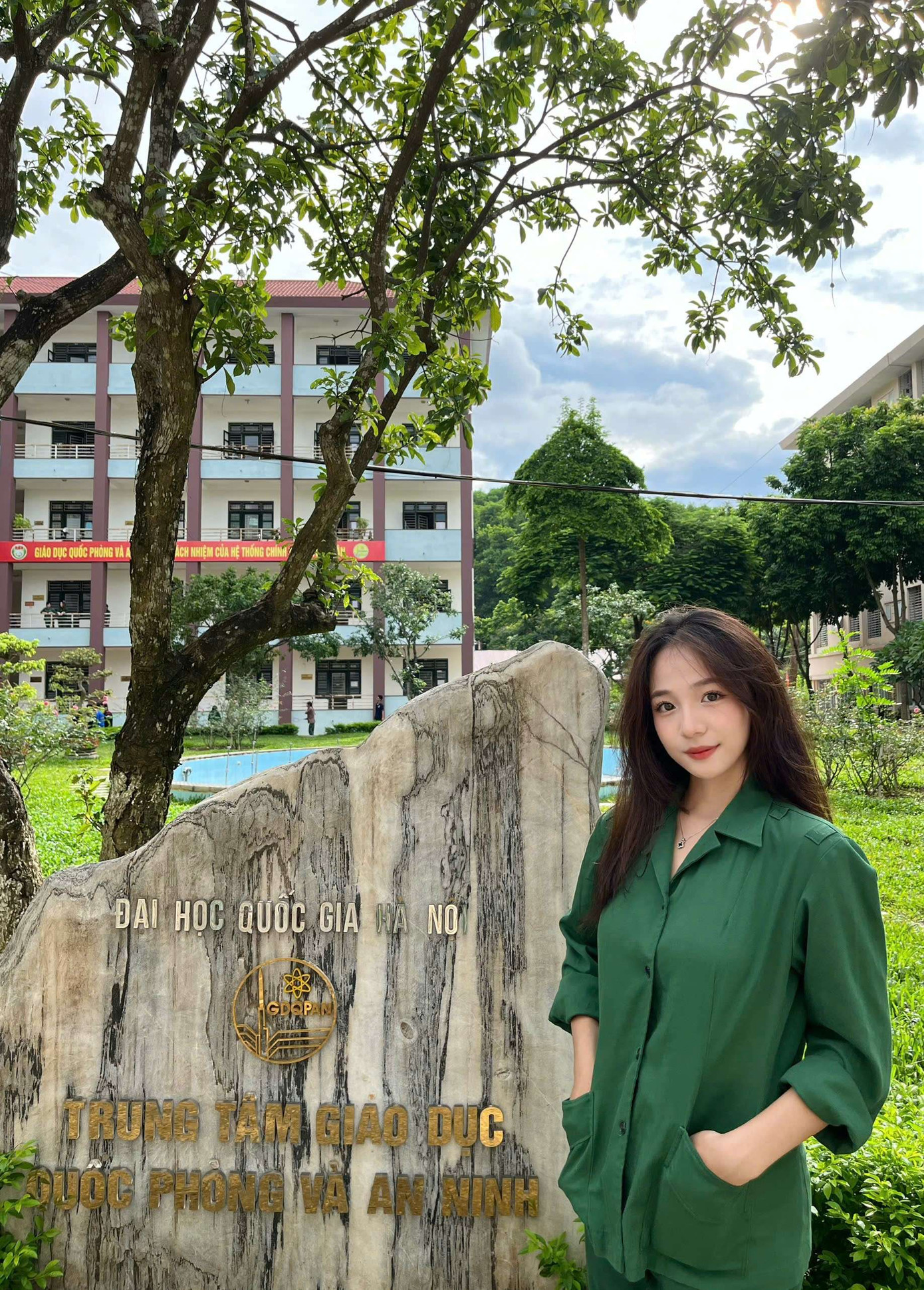 Nữ sinh Phùng Thị Quỳnh Trang đang là sinh viên năm 3 ngành Quan hệ công chúng Trường Đại học Khoa học Xã hội và Nhân văn, Đại học Quốc gia Hà Nội. Nữ sinh Phùng Thị Quỳnh Trang đang là sinh viên năm 3 ngành Quan hệ công chúng Trường Đại học Khoa học Xã hội và Nhân văn, Đại học Quốc gia Hà Nội.