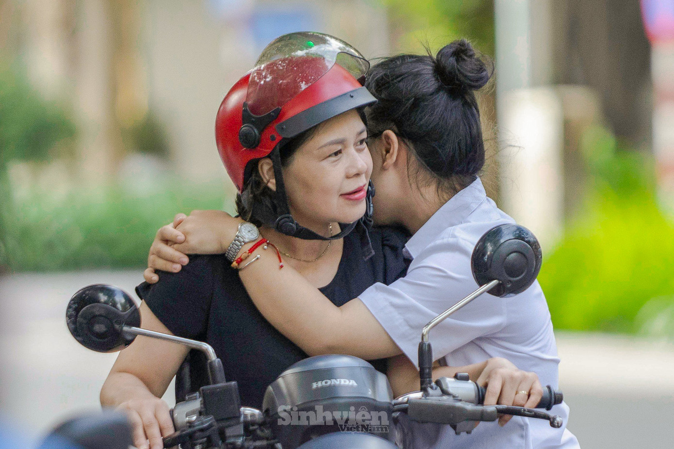 Những chiếc ôm động viên trước giờ thi.