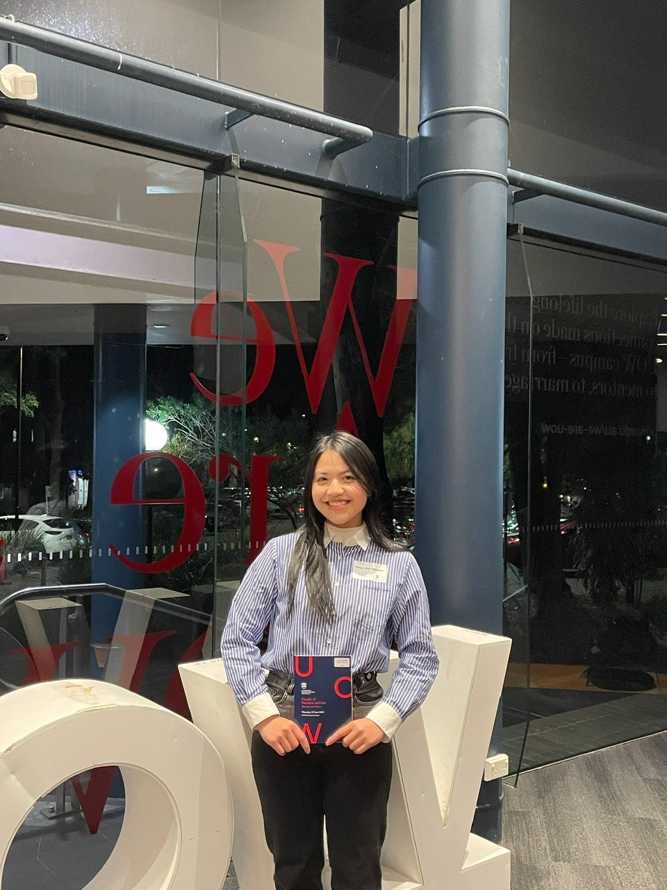 Nguyễn Thùy Linh (sinh năm 2001) là du học sinh tốt nghiệp Trường Đại học Wollongong, Úc.