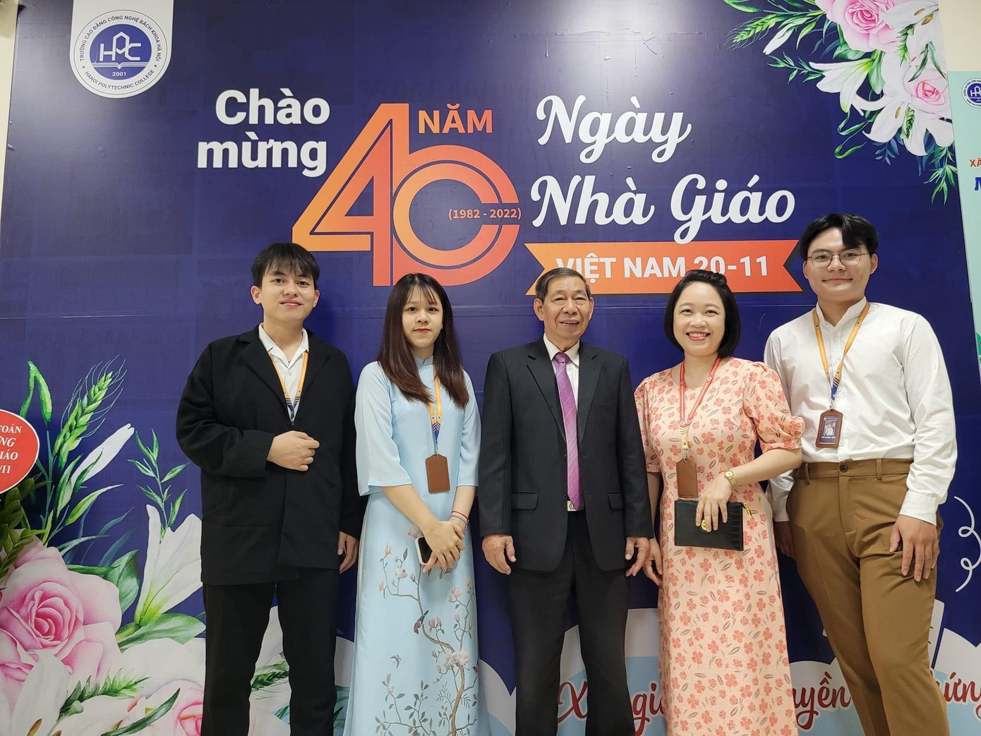 Nguyễn Văn Kỳ (ngoài cùng bên trái) trong vai trò giảng viên trường Cao đẳng Công Nghệ Bách Khoa Hà Nội.