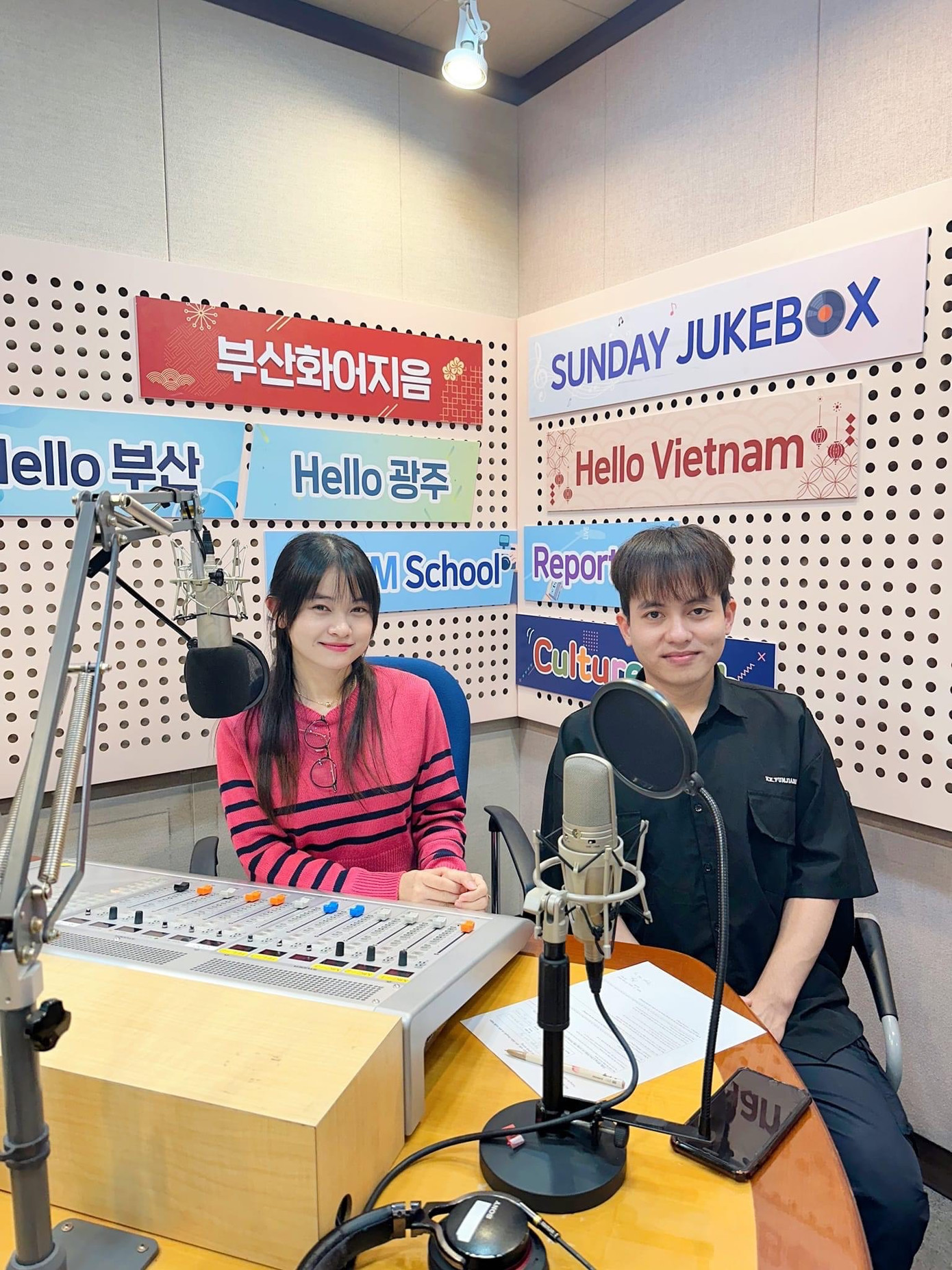 Nguyễn Văn Kỳ tại buổi phóng vấn đài tiếng Anh Busan.