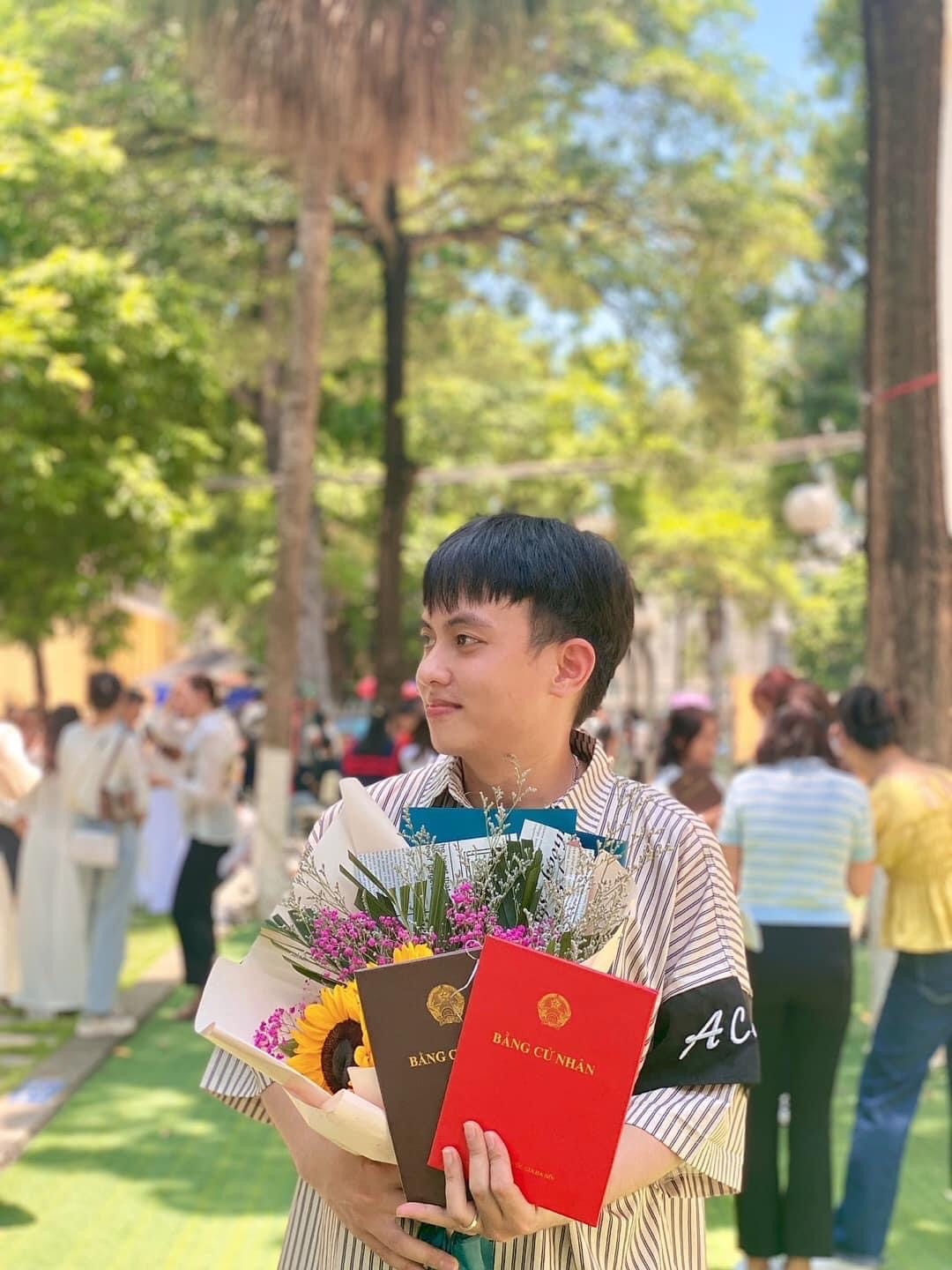 Nguyễn Văn Kỳ nhận bằng Xuất sắc chuyên ngành Đông Nam Á học trường Đại học khoa học Xã hội và Nhân văn - ĐHQGHN và bằng Giỏi chuyên ngành Ngôn ngữ và văn hóa Hàn Quốc, trường Đại học Ngoại ngữ - ĐHQGHN.