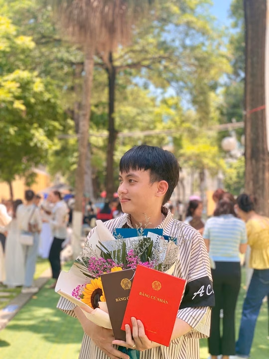 Nguyễn Văn Kỳ nhận bằng Xuất sắc chuyên ngành Đông Nam Á học trường Đại học khoa học Xã hội và Nhân văn - ĐHQGHN và bằng Giỏi chuyên ngành Ngôn ngữ và văn hóa Hàn Quốc, trường Đại học Ngoại ngữ - ĐHQGHN. Nguyễn Văn Kỳ nhận bằng Xuất sắc chuyên ngành Đông Nam Á học trường Đại học khoa học Xã hội và Nhân văn - ĐHQGHN và bằng Giỏi chuyên ngành Ngôn ngữ và văn hóa Hàn Quốc, trường Đại học Ngoại ngữ - ĐHQGHN.