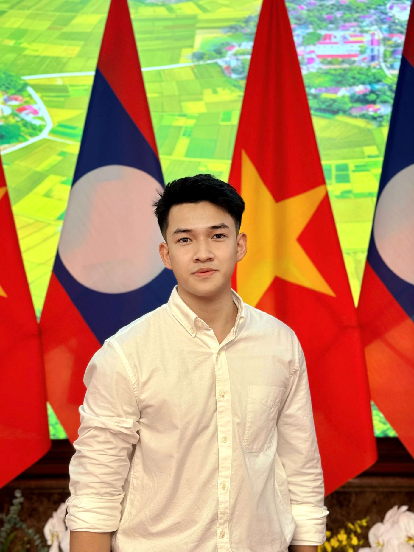 Lê Hoàng vinh dự là Trưởng đoàn sinh viên Đại học Quốc gia Hà Nội, tham gia tổ chức và đón tiếp Tổng Bí thư, Chủ tịch nước Lào, góp phần tạo nên sự kiện ngoại giao trang trọng, thắm tình hữu nghị giữa hai quốc gia. Lê Hoàng vinh dự là Trưởng đoàn sinh viên Đại học Quốc gia Hà Nội, tham gia tổ chức và đón tiếp Tổng Bí thư, Chủ tịch nước Lào, góp phần tạo nên sự kiện ngoại giao trang trọng, thắm tình hữu nghị giữa hai quốc gia.