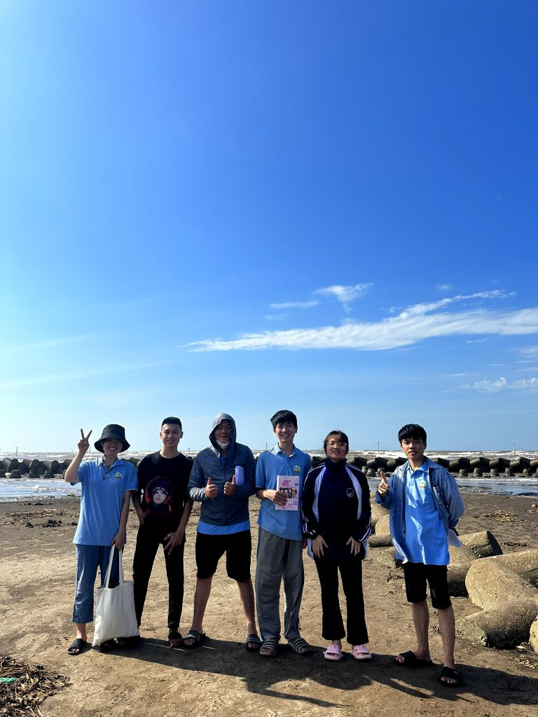 Ngọc Thảo cùng các bạn sinh viên khảo sát đê biển Giao Thủy, Nam Định (tháng 7/2023). Ngọc Thảo cùng các bạn sinh viên khảo sát đê biển Giao Thủy, Nam Định (tháng 7/2023).