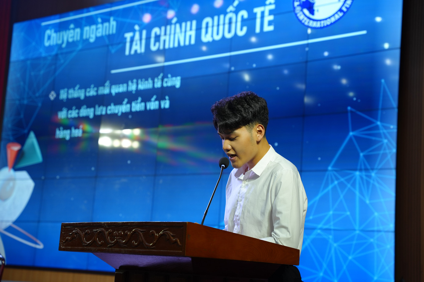 Nam Khánh đọc bài tham luận tại Hội thảo Khoa học sinh viên Khoa Tài chính quốc tế. Nam Khánh đọc bài tham luận tại Hội thảo Khoa học sinh viên Khoa Tài chính quốc tế.