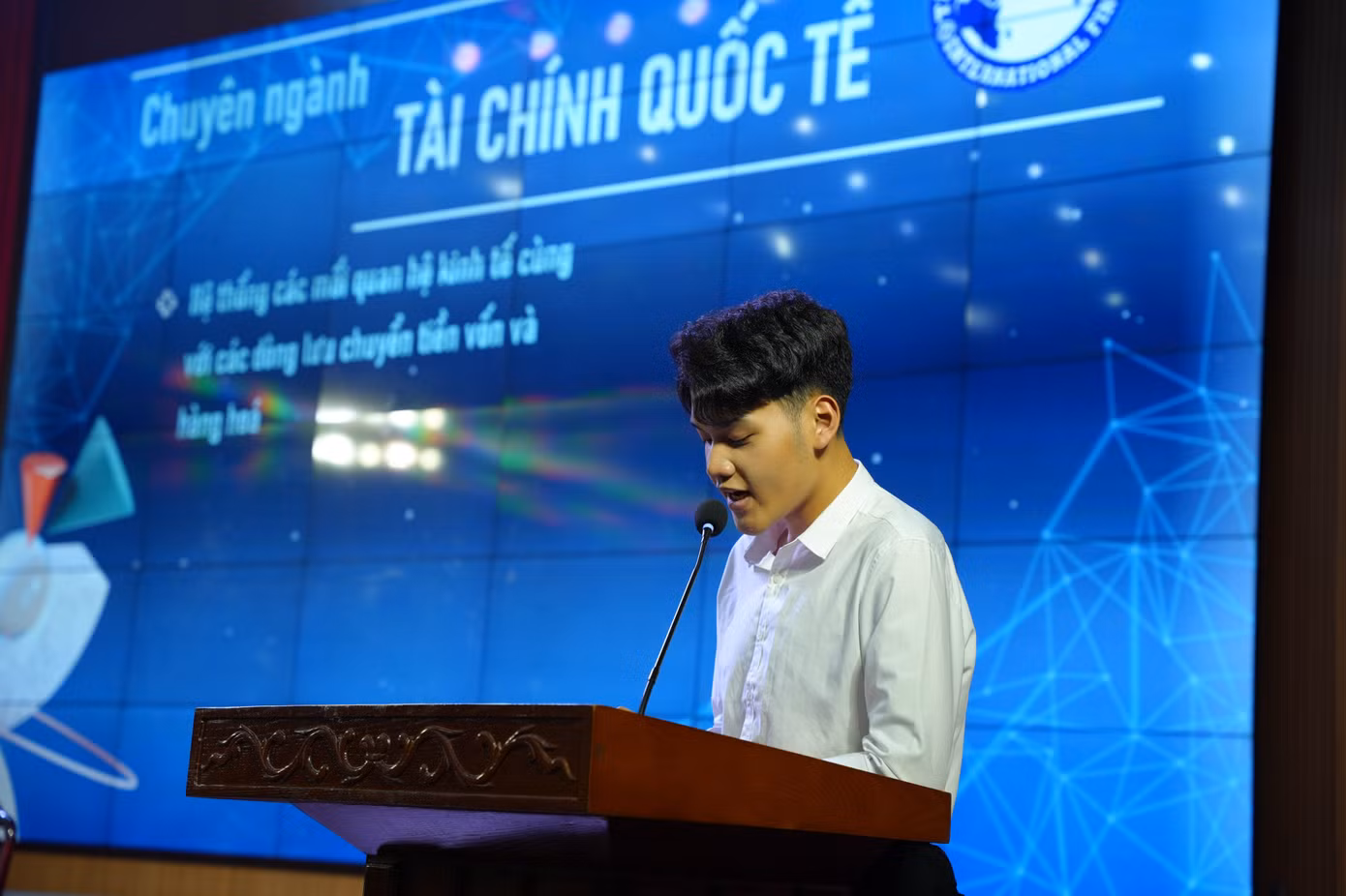 Nam Khánh đọc bài tham luận tại Hội thảo Khoa học sinh viên Khoa Tài chính quốc tế. Nam Khánh đọc bài tham luận tại Hội thảo Khoa học sinh viên Khoa Tài chính quốc tế.