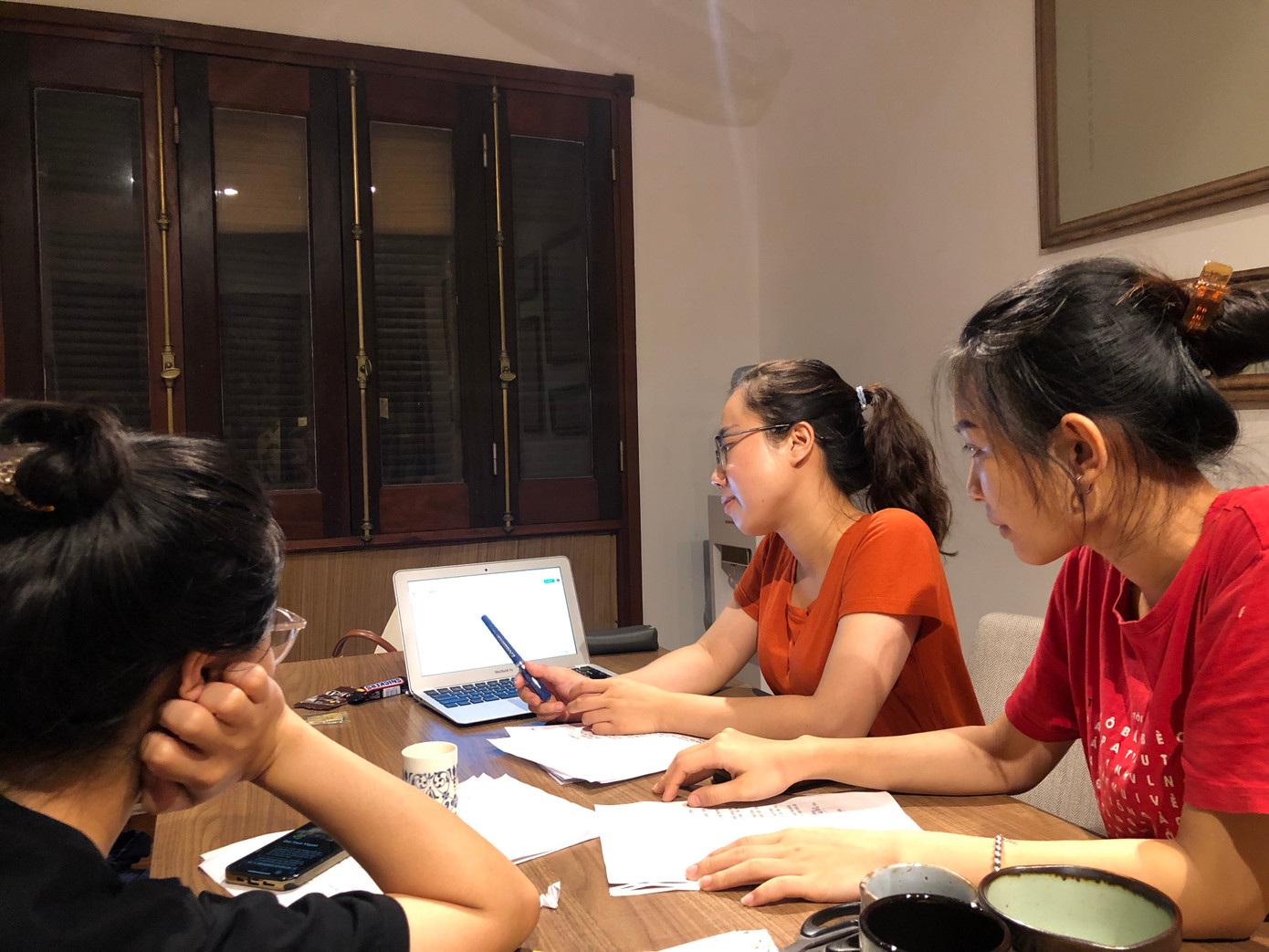 Nguyễn Thị Huyền, anh chị Trung tâm VICH và nghệ sỹ trong quá trình chuẩn bị, tập luyện.