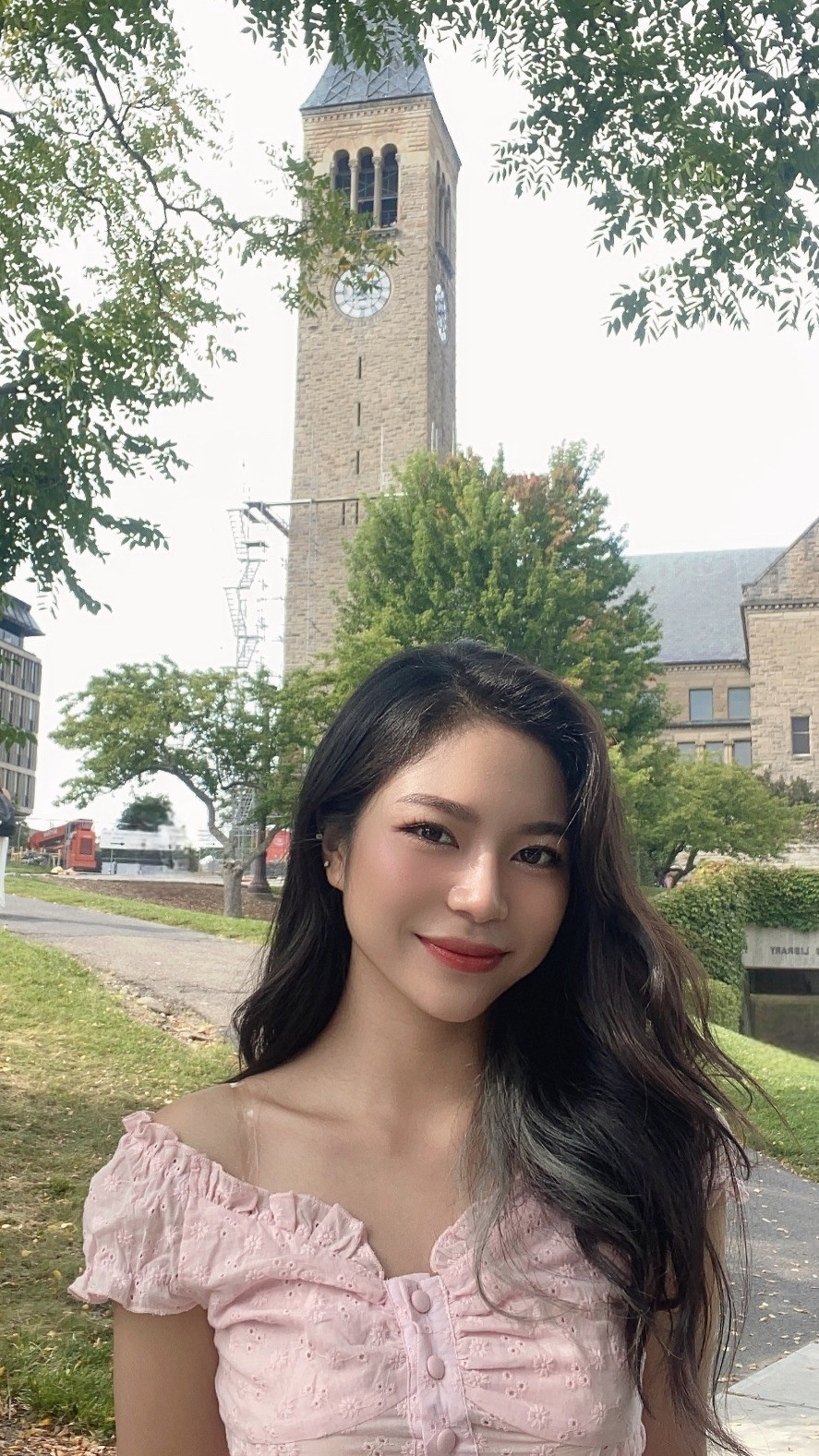 Bức ảnh đầu tiên của Lâm Phương tại Đại học Cornell, cùng với Tháp Đồng Hồ Mcgraw là biểu tượng của ngôi trường Ivy League. Bức ảnh đầu tiên của Lâm Phương tại Đại học Cornell, cùng với Tháp Đồng Hồ Mcgraw là biểu tượng của ngôi trường Ivy League.