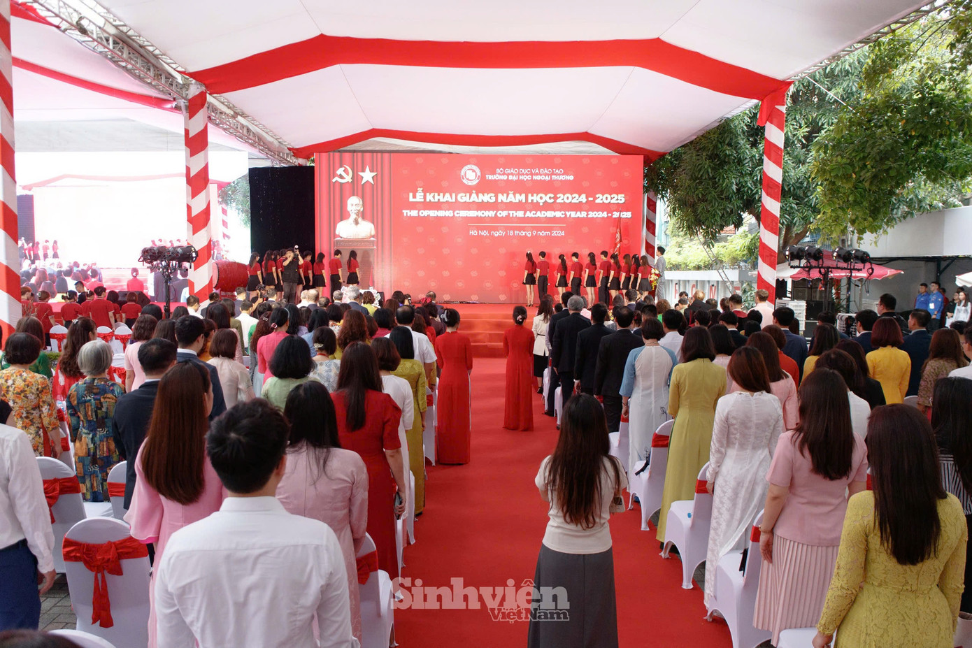 Cán bộ, giảng viên, sinh viên Trường Đại học Ngoại thương dành một phút tưởng niệm các chiến sĩ, đồng bào thiệt mạng do ảnh hưởng của bão số 3.