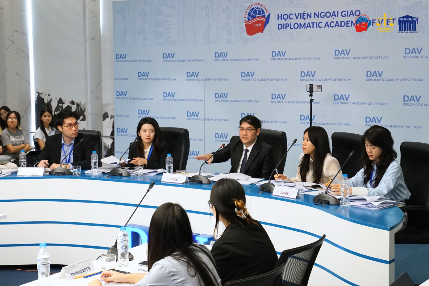 Ban Giám khảo gồm các chuyên gia pháp lý hàng đầu, đánh giá kỹ lưỡng các lập luận của đội thi tại Cuộc thi Diễn án Luật Học viện Ngoại giao 2024.