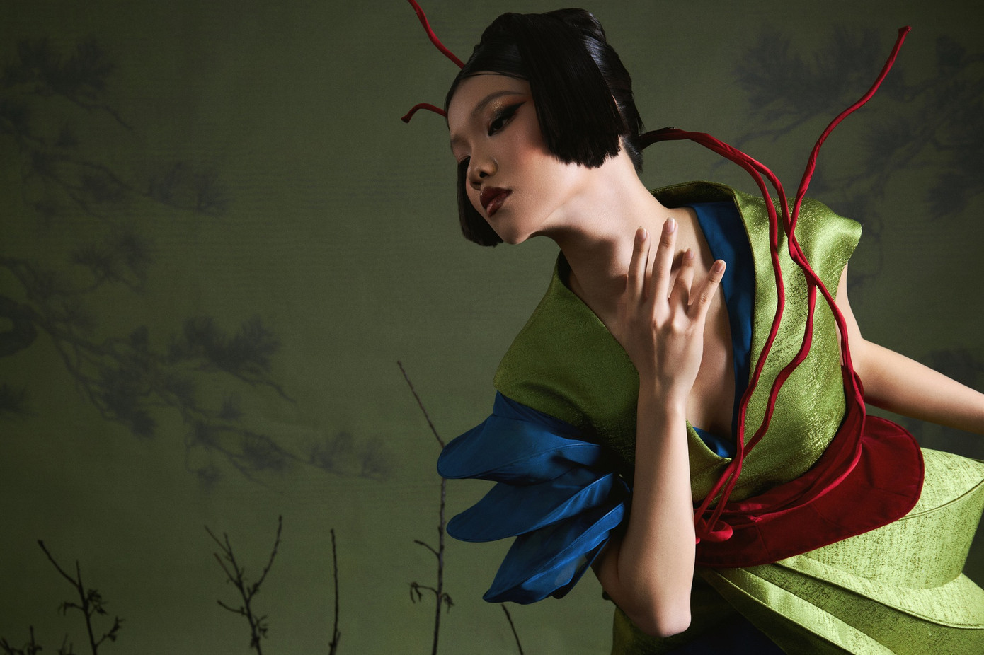 Ở bộ trang phục thứ 2, Hoàng Yến chú trọng việc tạo khối trang phục mô phỏng theo các dụng cụ dùng để uống trà như cốc sứ, cốc gốm. Ở bộ trang phục thứ 2, Hoàng Yến chú trọng việc tạo khối trang phục mô phỏng theo các dụng cụ dùng để uống trà như cốc sứ, cốc gốm.