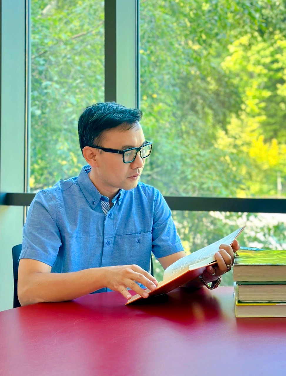 PGS.TS Nguyễn Việt Khôi hiện là Phó Hiệu trưởng Trường Khoa học liên ngành và Nghệ thuật – ĐHQG Hà Nội.