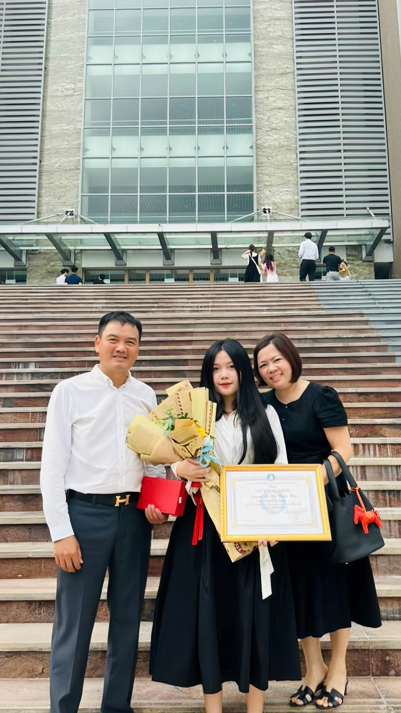 Ngọc Huệ đạt danh hiệu Sinh viên 5 tốt. Ngọc Huệ đạt danh hiệu Sinh viên 5 tốt.