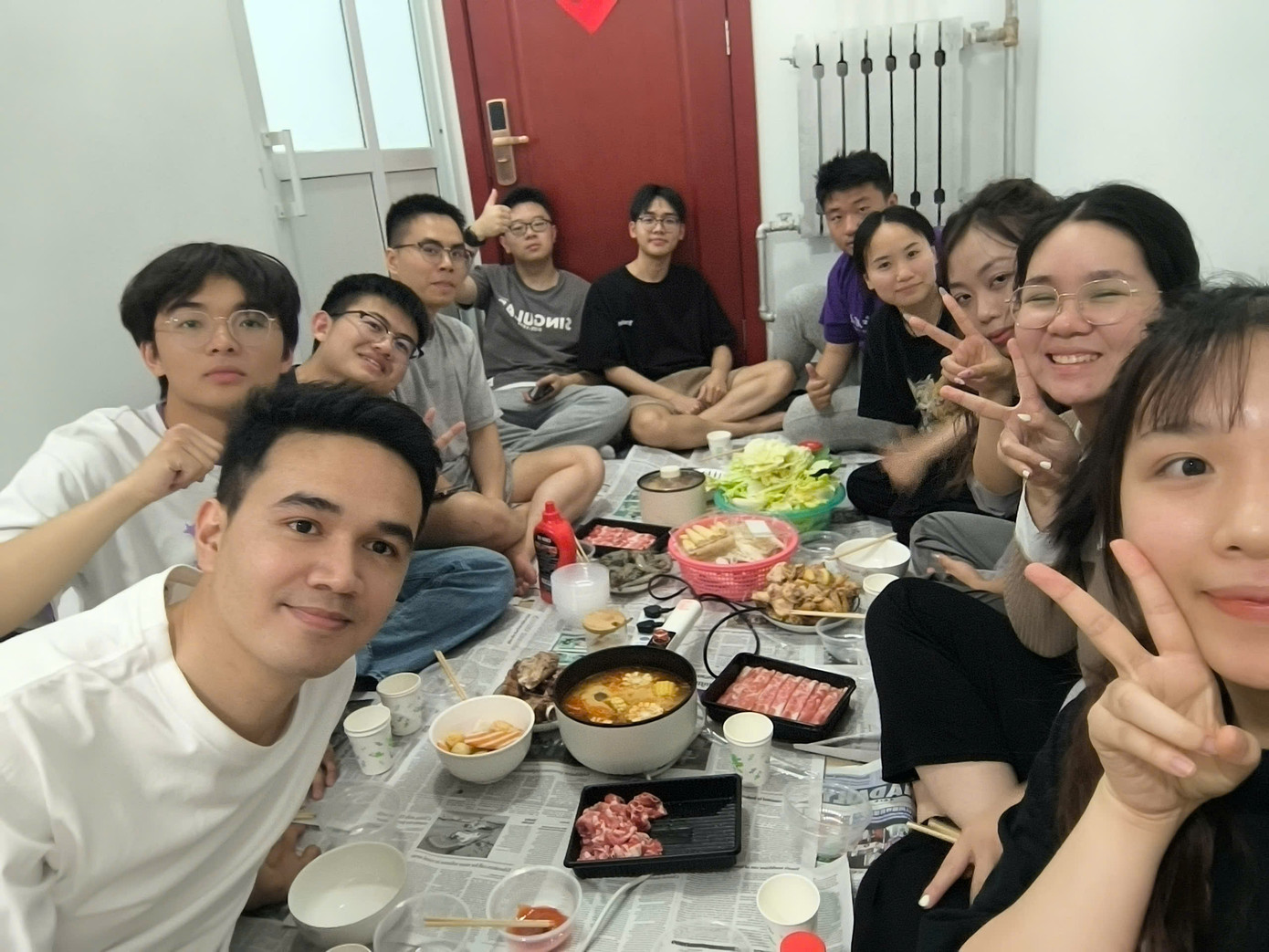 Thuỳ Linh cùng các bạn Trung Quốc trải nghiệm lẩu Việt Nam. Thuỳ Linh cùng các bạn Trung Quốc trải nghiệm lẩu Việt Nam.