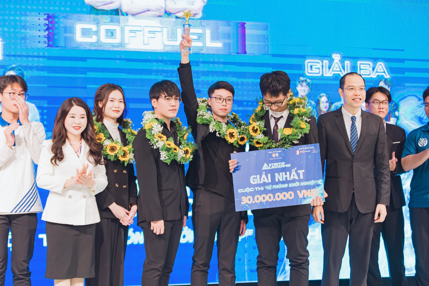 Phạm Minh Long Hải (đứng ở giữa) tham gia cuộc thi khởi nghiệp cùng đồng đội.