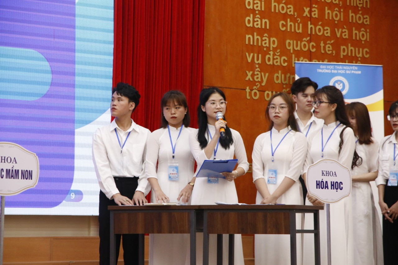 Lan Anh (cầm mic) tham gia cuộc thi Sinh viên giỏi nghiệp vụ sư phạm năm học 2023 - 2024.