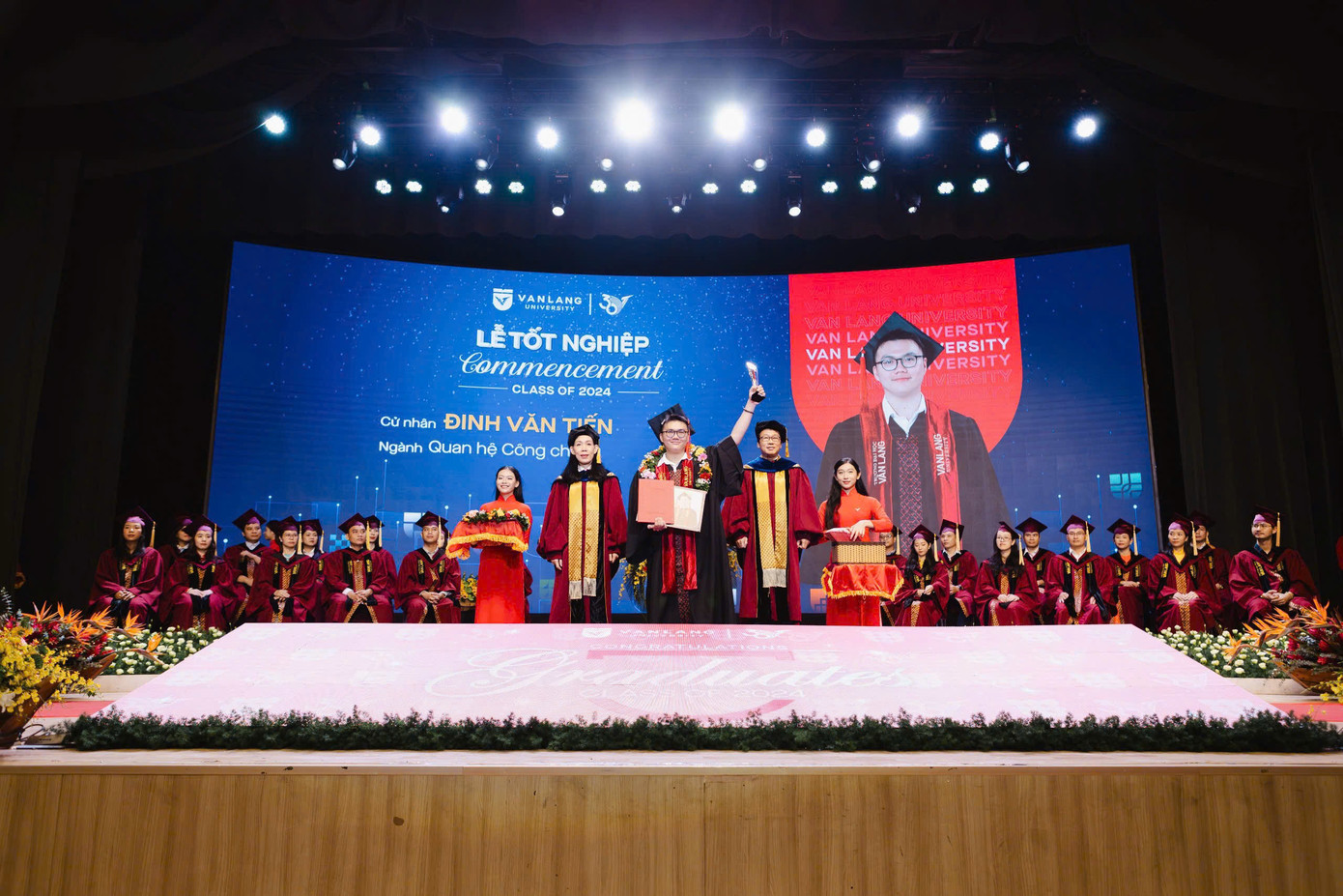 Tiến là thủ khoa đầu ra khóa 26 ngành Quan hệ Công chúng của Trường Đại học Văn Lang. Tiến là thủ khoa đầu ra khóa 26 ngành Quan hệ Công chúng của Trường Đại học Văn Lang.