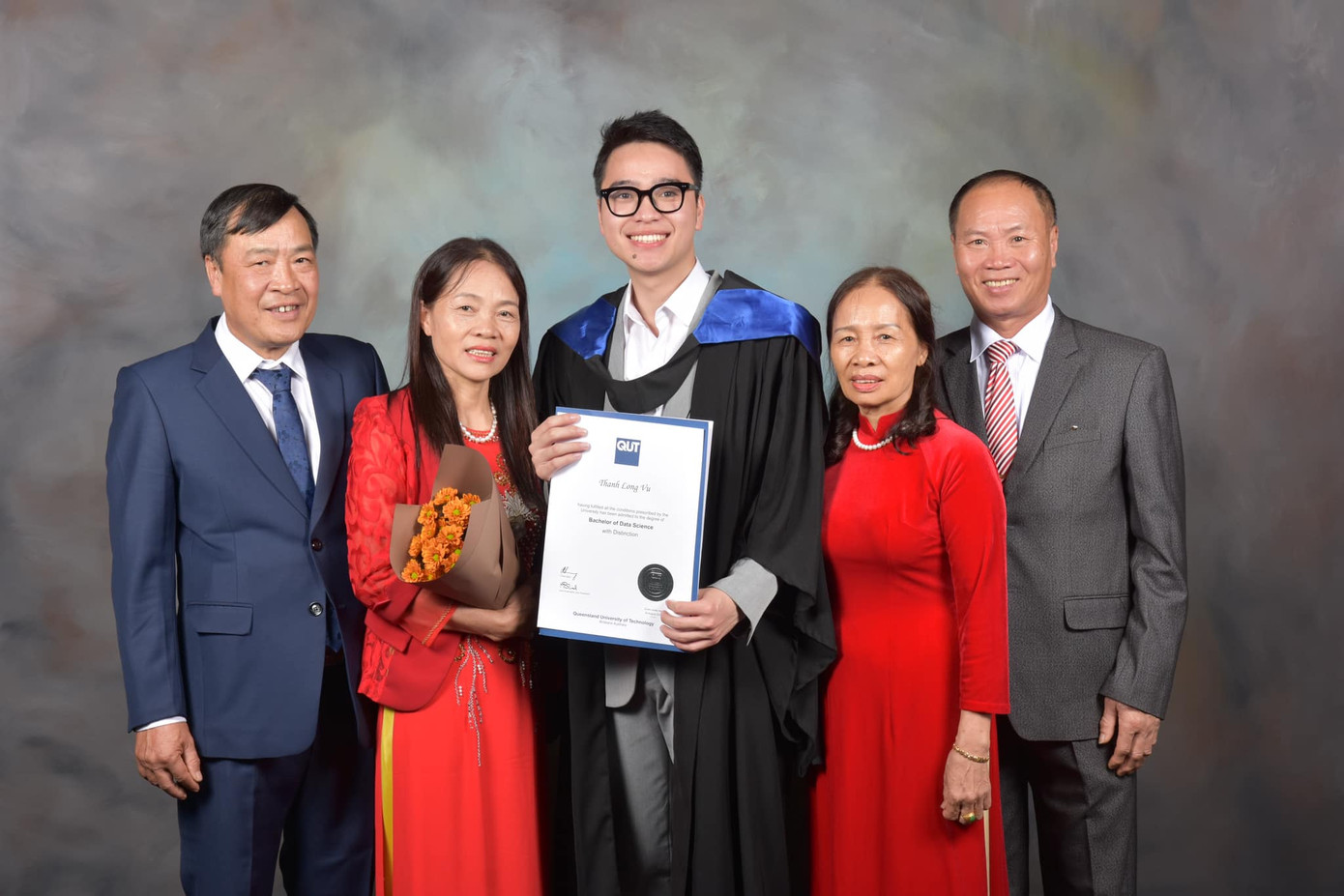 Ngày tốt nghiệp Long chụp ảnh với gia đình. Ngày tốt nghiệp Long chụp ảnh với gia đình.