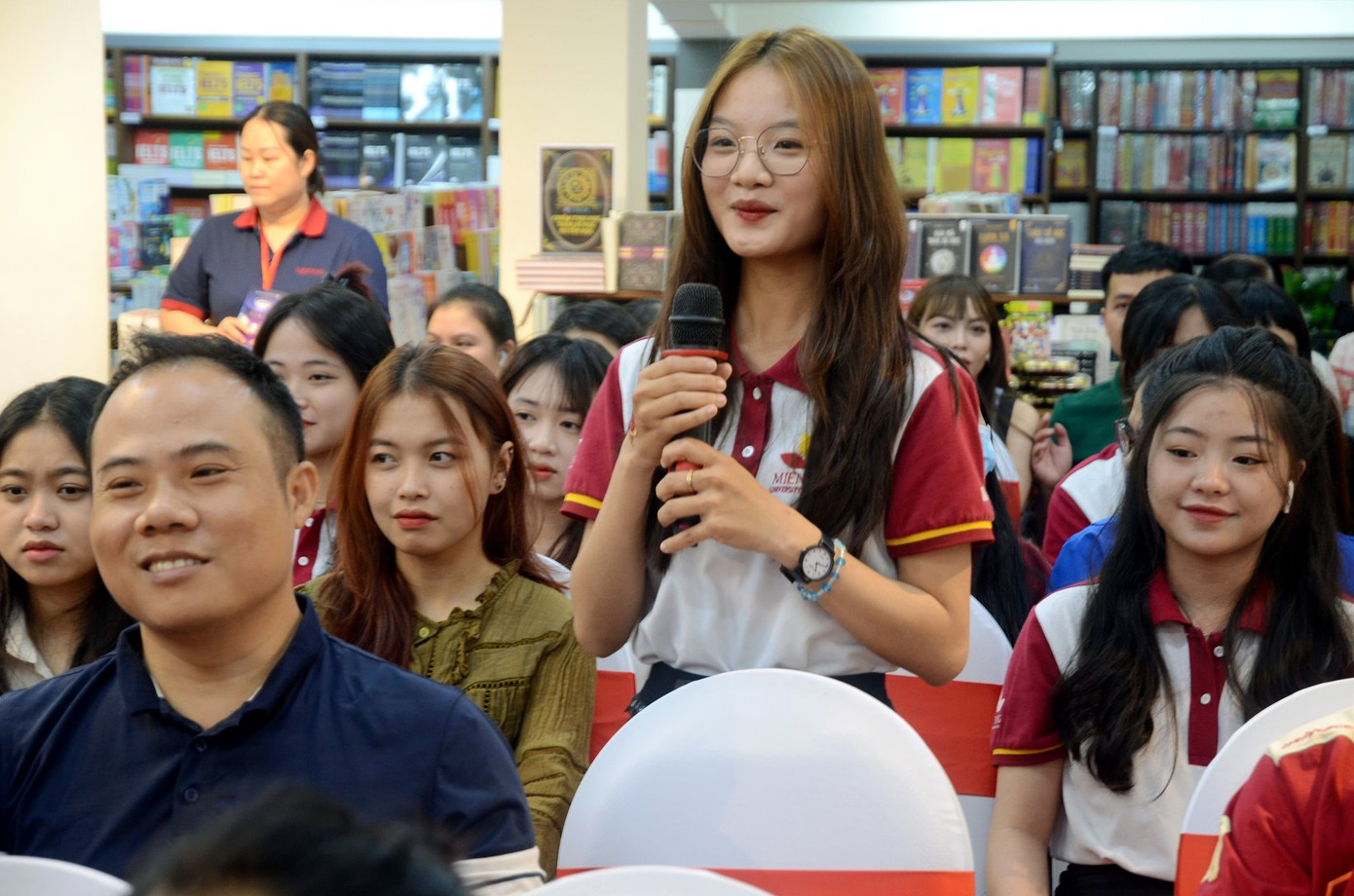 Nữ sinh Trường Đại học Công nghệ Miền Đông – MIT University Vietnam đặt câu hỏi với tác giả và khách mời. Nữ sinh Trường Đại học Công nghệ Miền Đông – MIT University Vietnam đặt câu hỏi với tác giả và khách mời.