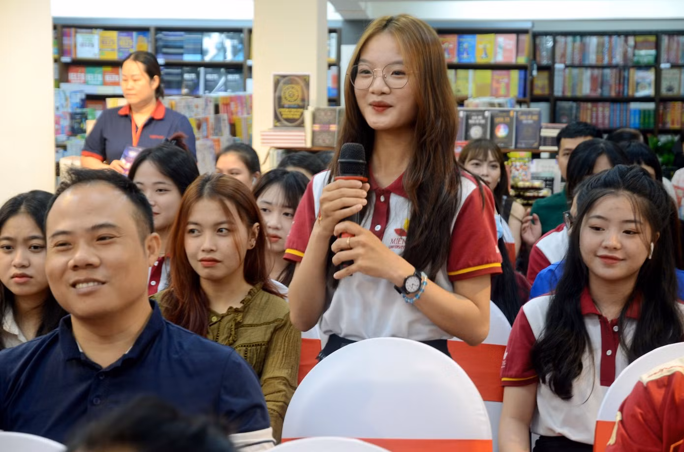 Nữ sinh Trường Đại học Công nghệ Miền Đông – MIT University Vietnam đặt câu hỏi với tác giả và khách mời.