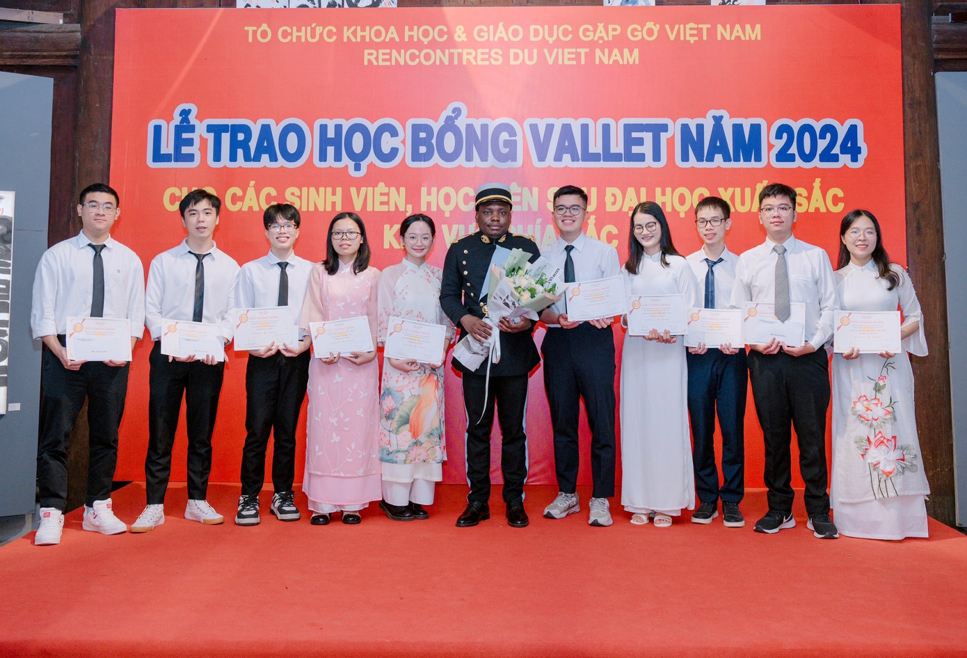 Minh Tâm (ngoài cùng bên trái) nhận học bổng Vallet.