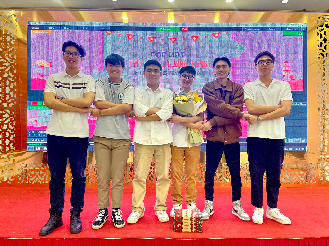 Minh Tâm chụp hình với các bạn cùng phòng.