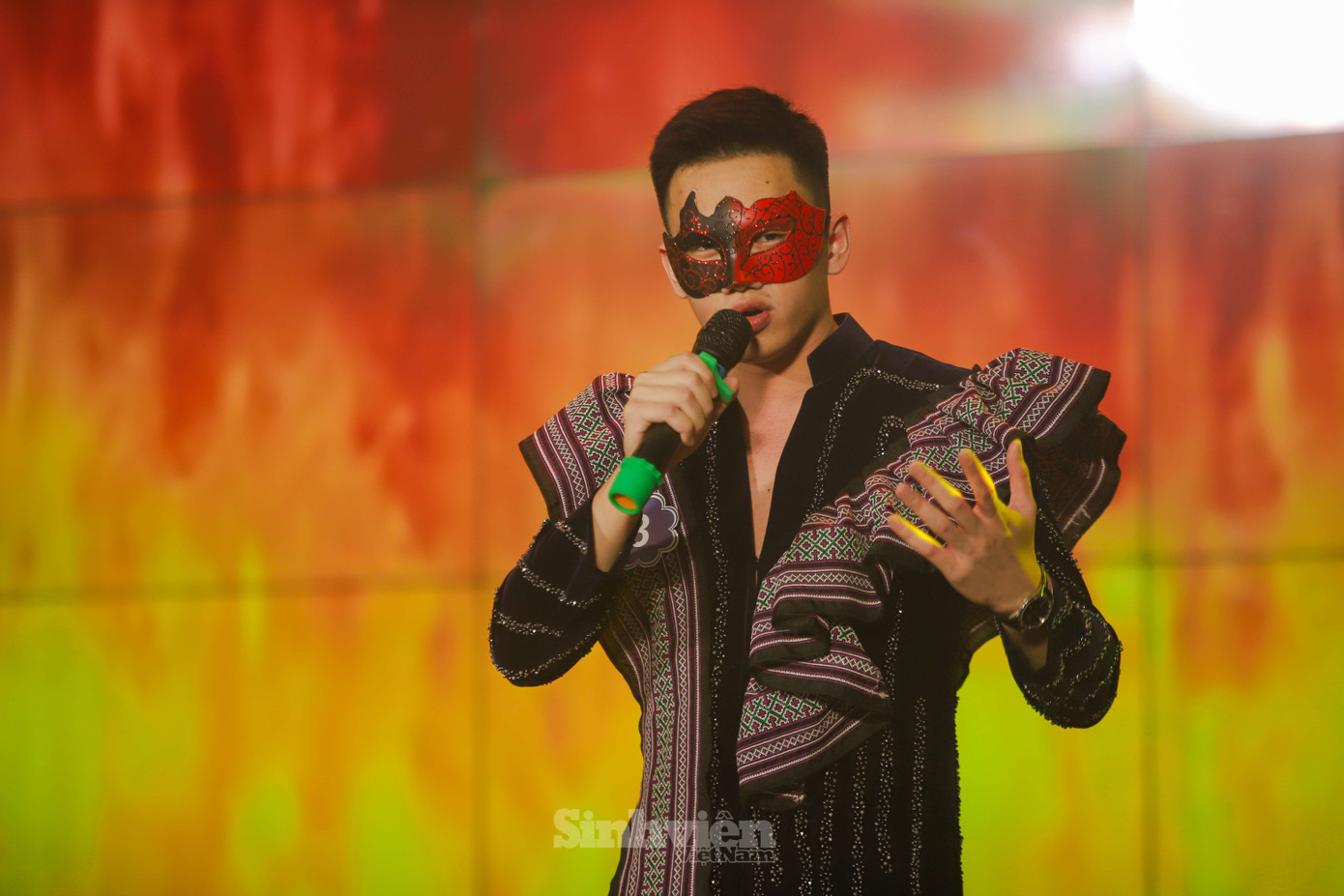 “Rực lửa” với concept độc đáo, nội lực của mascot “Mèo cám dỗ”.