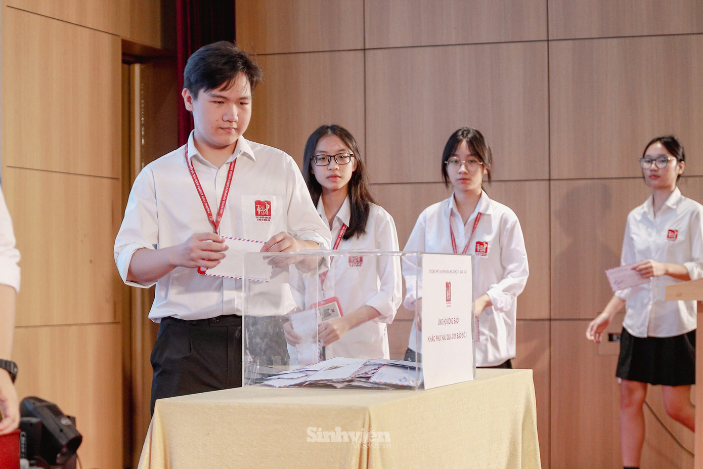 "Số tiền các em trao đi ít hay nhiều không quan trọng bằng việc các em trao đi với tinh thần sẻ chia, nhân ái, nhân văn" - PGS. TS Nguyễn Quang Liệu.