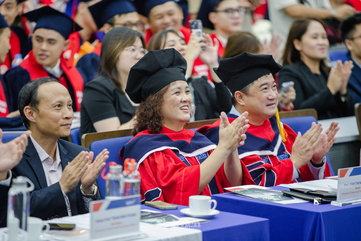 GS. Đinh Thị Mai Thanh – Hiệu trưởng USTH (giữa) và GS. Chu Hoàng Hà, Phó Chủ tịch Viện Hàn lâm Khoa học và Công nghệ Việt Nam.