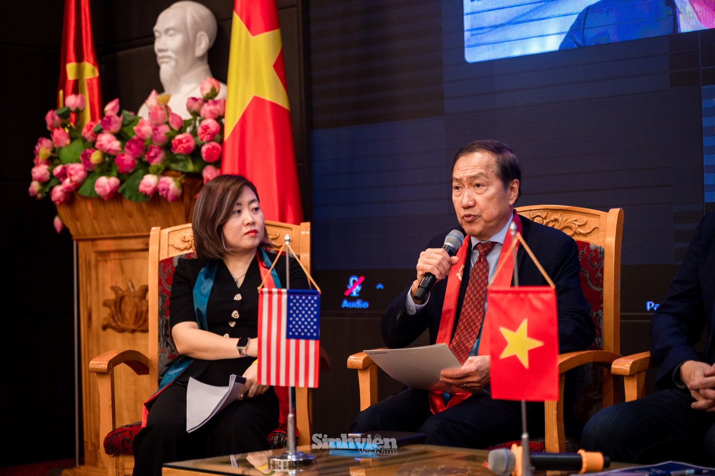 Tại phiên thảo luận bàn tròn thứ nhất về "Hợp tác Đầu tư và Thương mại Việt Nam - Hoa Kỳ", các chuyên gia tập trung vào xu hướng tăng trưởng thương mại song phương, cơ hội và thách thức trong chuỗi cung ứng, đầu tư FDI, năng lượng tái tạo và phát triển bền vững, mở rộng về các biện pháp thúc đẩy hợp tác doanh nghiệp và chuyển giao công nghệ, cũng như các chiến lược ESG (môi trường-xã hội-quản trị).