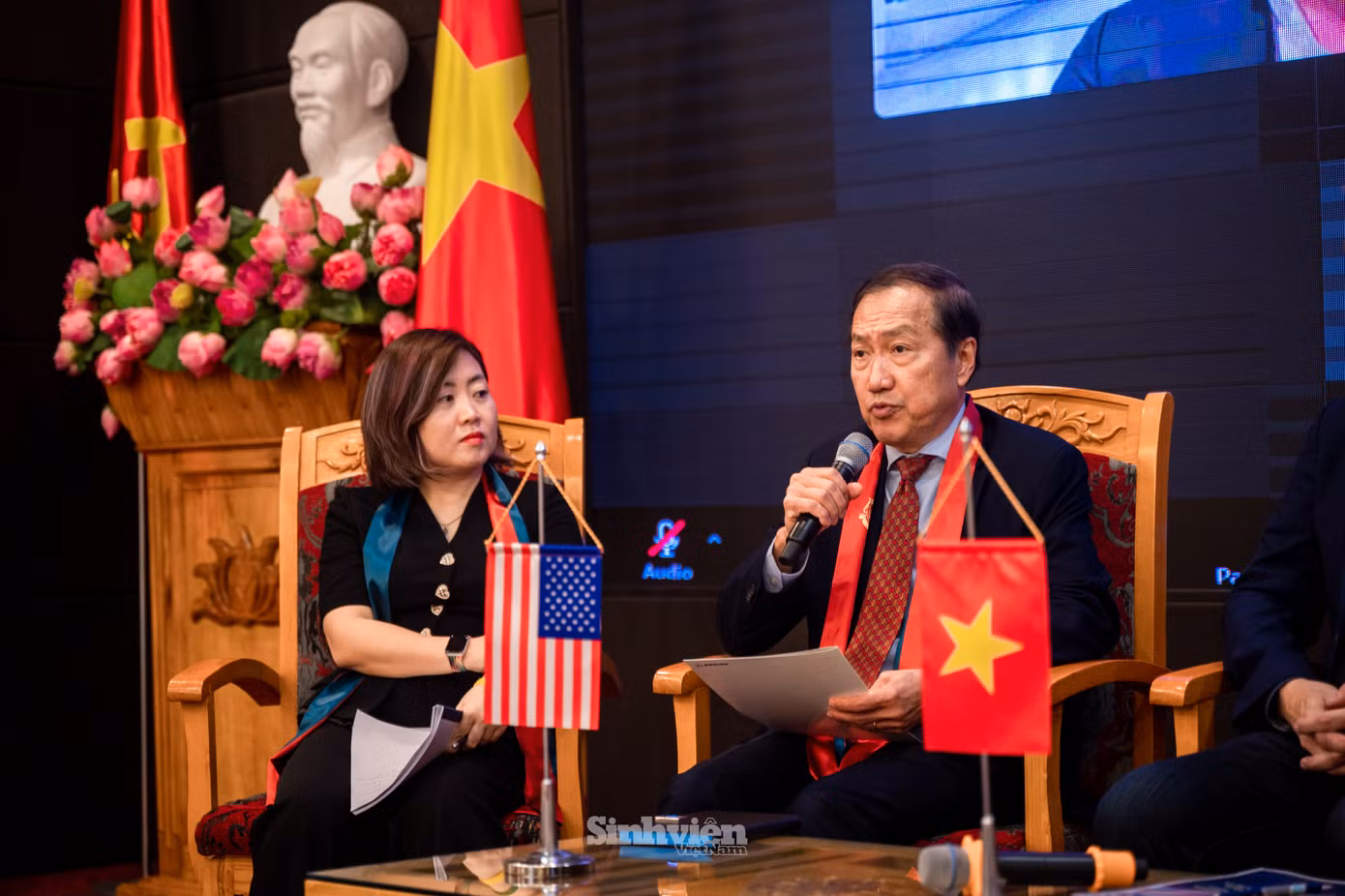 Tại phiên thảo luận bàn tròn thứ nhất về "Hợp tác Đầu tư và Thương mại Việt Nam - Hoa Kỳ", các chuyên gia tập trung vào xu hướng tăng trưởng thương mại song phương, cơ hội và thách thức trong chuỗi cung ứng, đầu tư FDI, năng lượng tái tạo và phát triển bền vững, mở rộng về các biện pháp thúc đẩy hợp tác doanh nghiệp và chuyển giao công nghệ, cũng như các chiến lược ESG (môi trường-xã hội-quản trị).