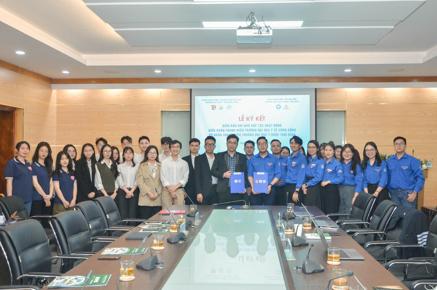 Trường Đại học Y Dược Thái Bình giao lưu ký kết hợp tác với Trường Đại học Y tế Công cộng. Trường Đại học Y Dược Thái Bình giao lưu ký kết hợp tác với Trường Đại học Y tế Công cộng.