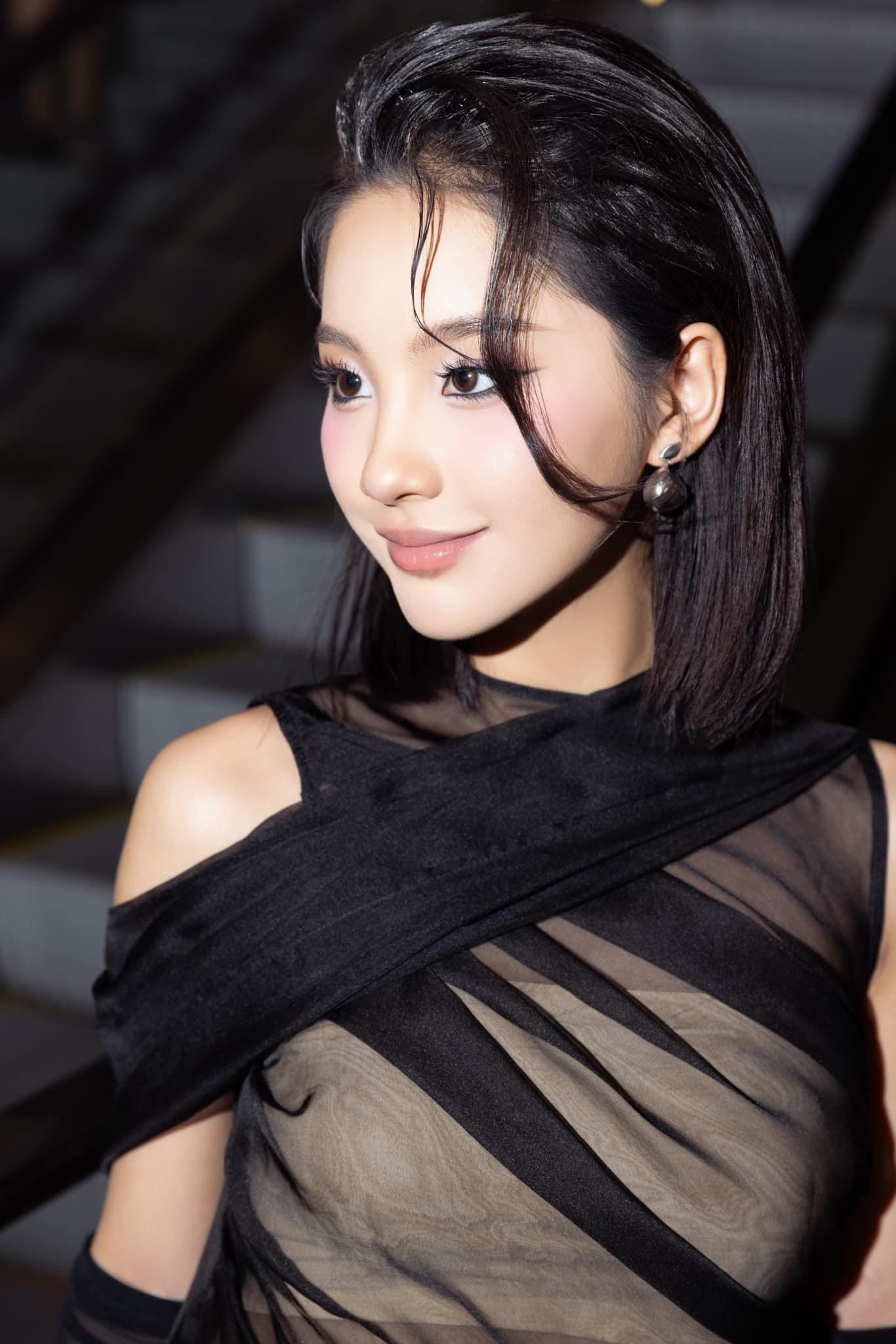 Việc chinh phục khán giả qua những vai diễn còn giúp cô nàng genZ dần xóa mác "hot girl người Tày" đi đóng phim. Việc chinh phục khán giả qua những vai diễn còn giúp cô nàng genZ dần xóa mác "hot girl người Tày" đi đóng phim.