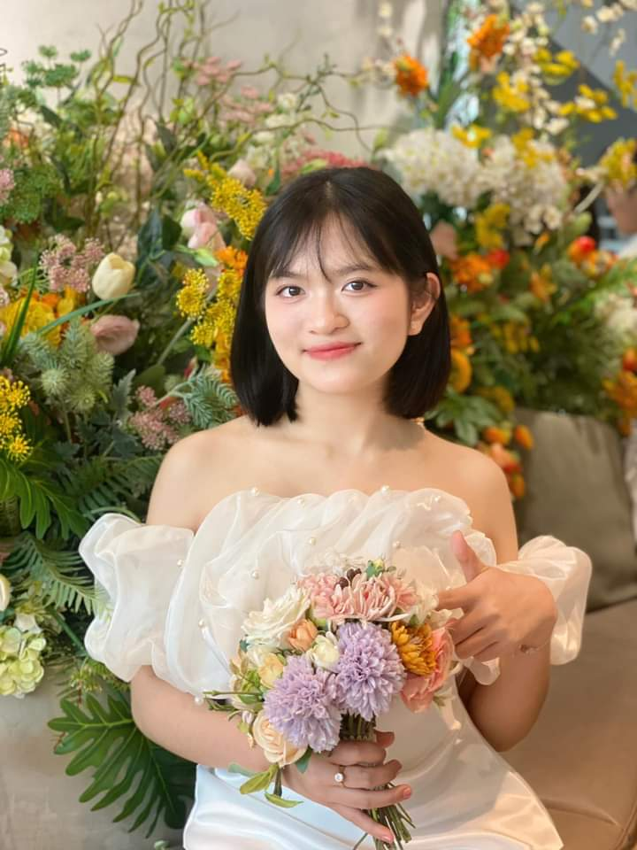 Nguyễn Thị Hồng Diễm (sinh năm 2003) là sinh viên năm 3 chuyên ngành Sư phạm Văn tại trường Đại học Sư phạm Hà Nội.