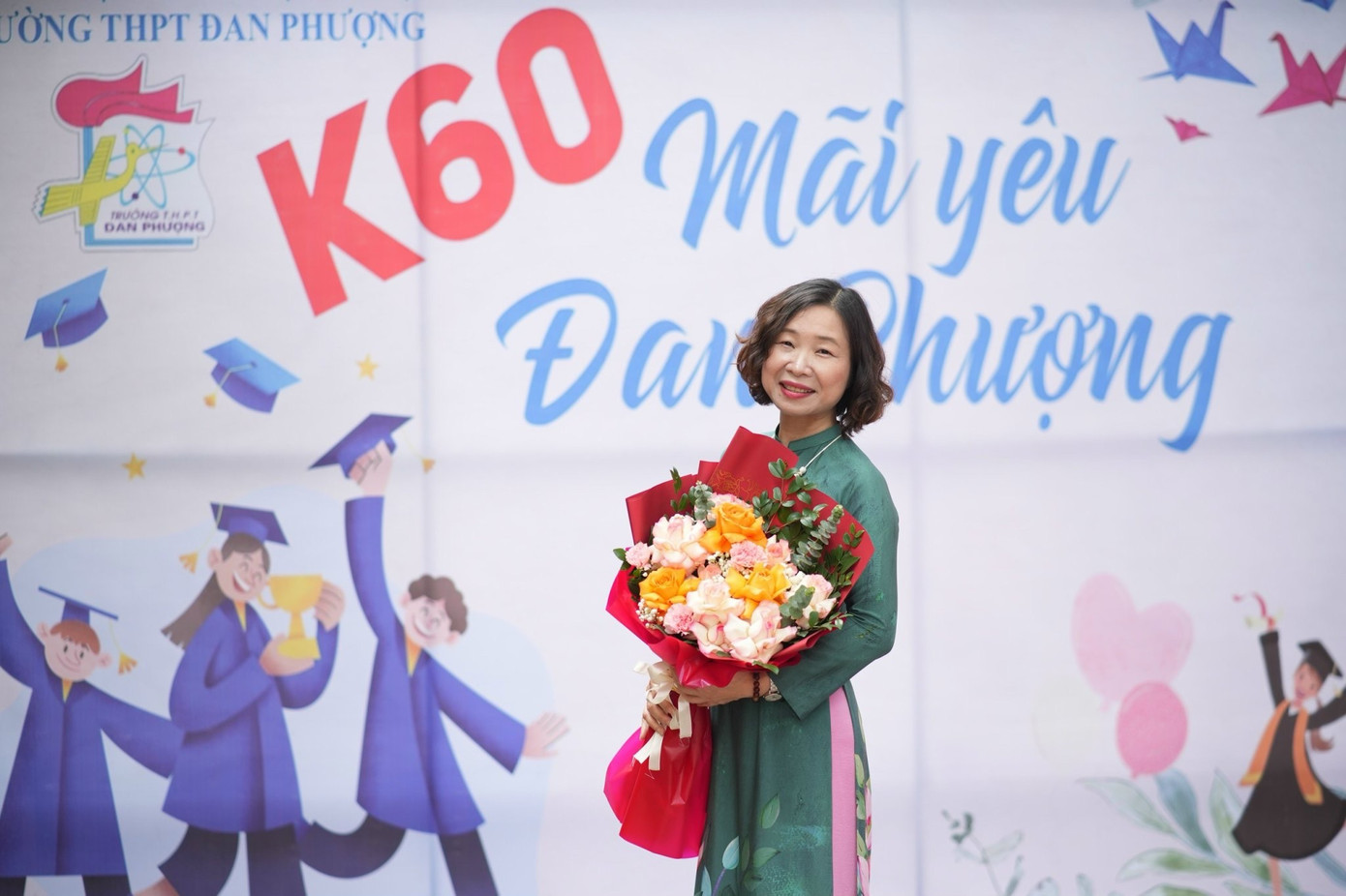 Cô giáo Đặng Thị Minh Nguyệt vẫn đang từng ngày truyền lửa tri thức, là một tấm gương sáng yêu nghề, yêu đời và lòng trắc ẩn.