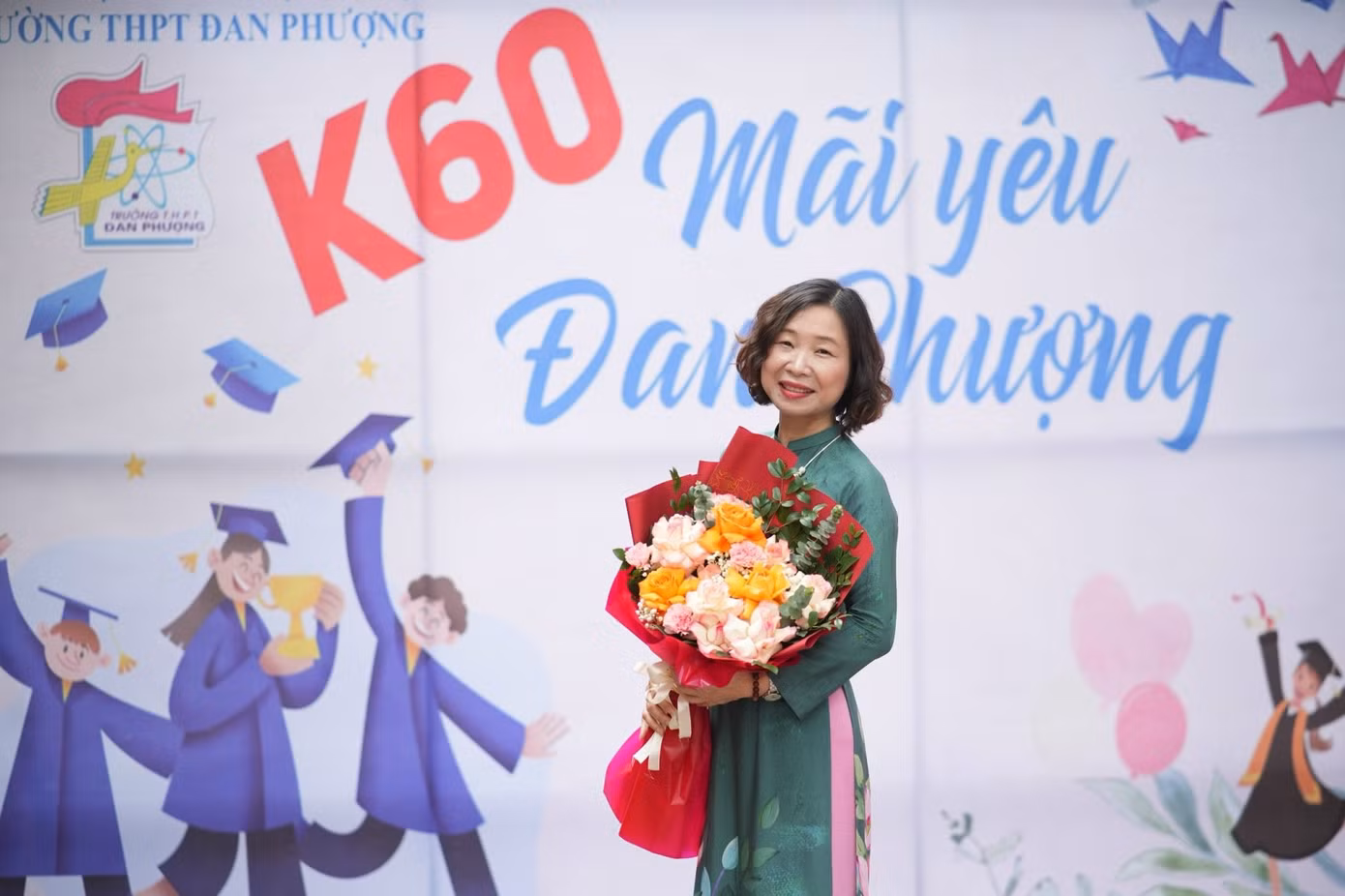 Cô giáo Đặng Thị Minh Nguyệt vẫn đang từng ngày truyền lửa tri thức, là một tấm gương sáng yêu nghề, yêu đời và lòng trắc ẩn.
