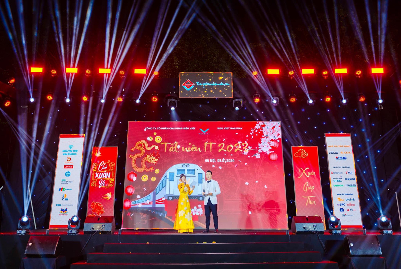 Phương Anh PA chia sẻ từng khoảnh khắc đi dẫn đều “lấp lánh”. Phương Anh PA chia sẻ từng khoảnh khắc đi dẫn đều “lấp lánh”.