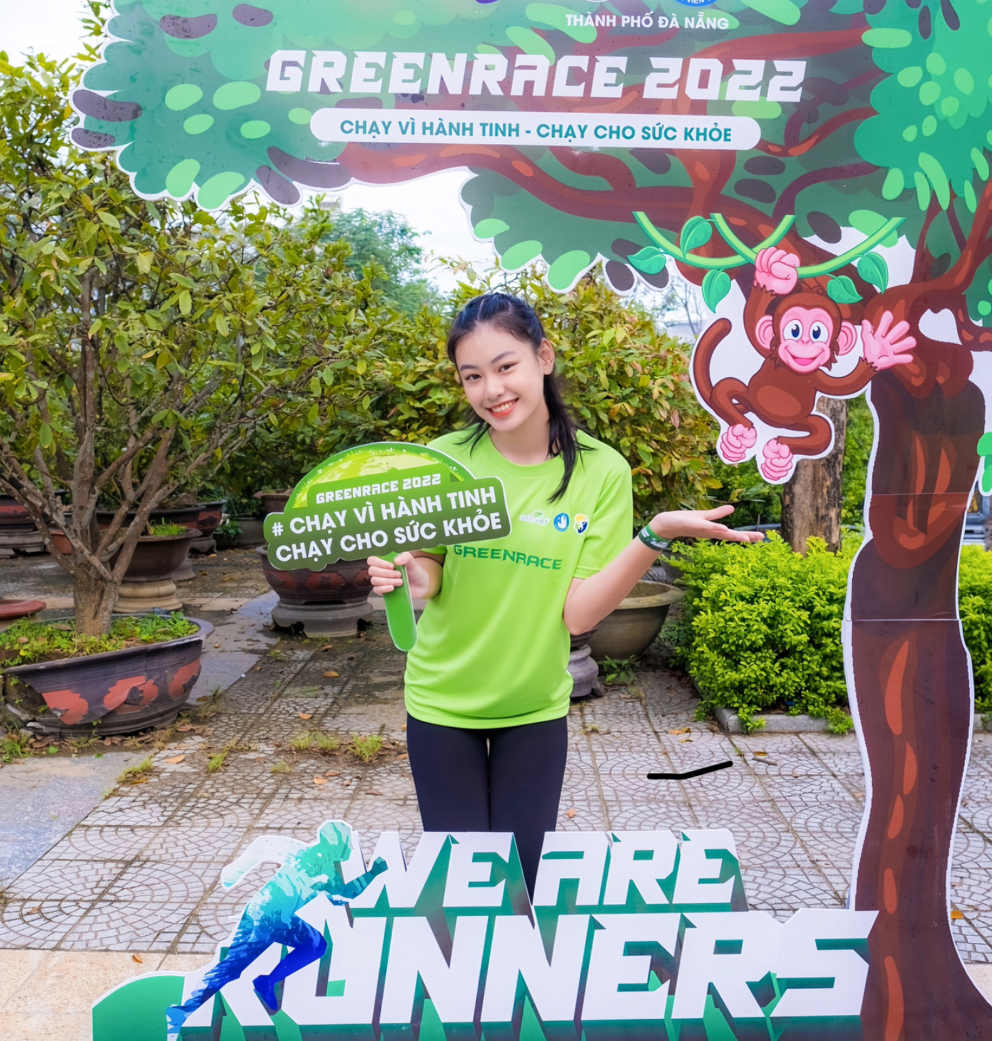 Anh Thy tích cực tham gia các hoạt động ngoại khóa. Anh Thy tích cực tham gia các hoạt động ngoại khóa.