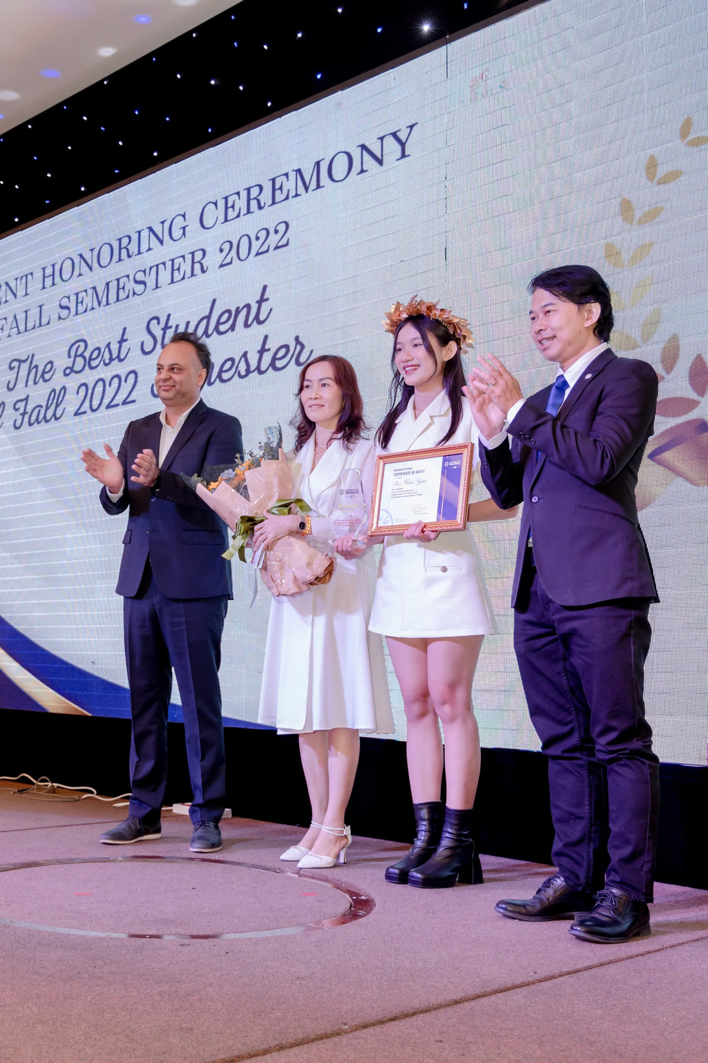 Hiếu Ngân nhận giải thưởng Sinh viên xuất sắc nhất chuyên ngành Quản trị kỳ mùa Thu năm 2022.