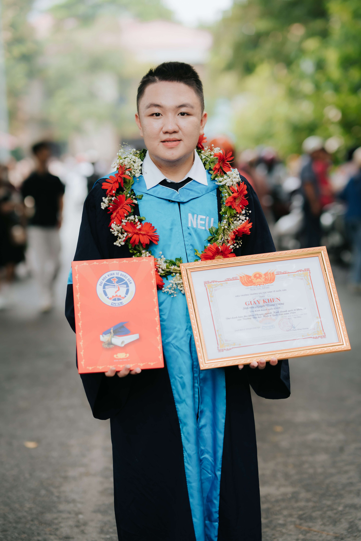 Nguyễn Hoàng Dương - Thủ khoa tốt nghiệp Trường Đại học Kinh tế Quốc dân. Nguyễn Hoàng Dương - Thủ khoa tốt nghiệp Trường Đại học Kinh tế Quốc dân.